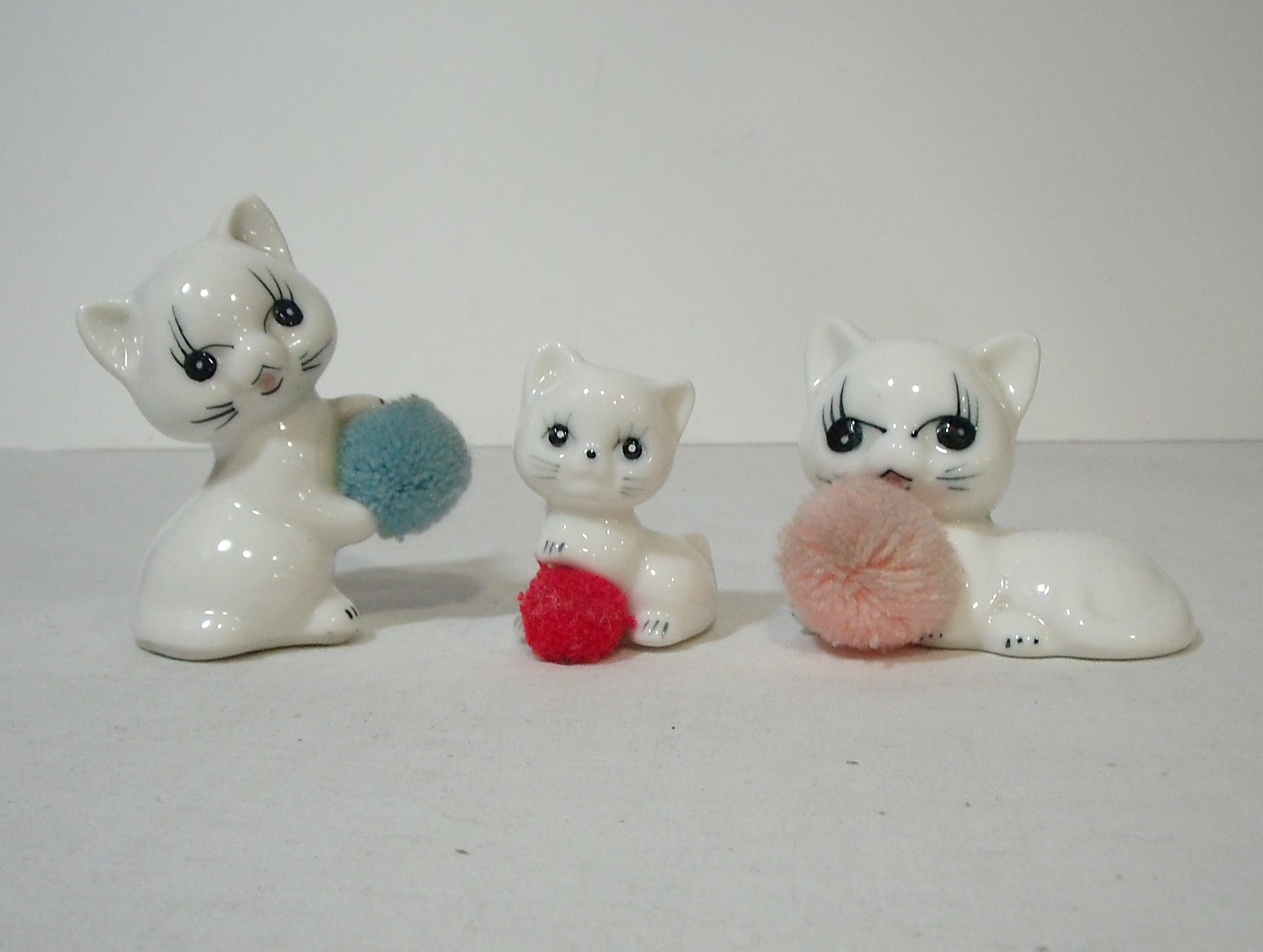 Voir photo 3 de Lot de 10 figurines chatons porcelaine "Baballe" Lot de 10 figurines chatons porcelaine "Baballe" Bon état reconditionné photo 3