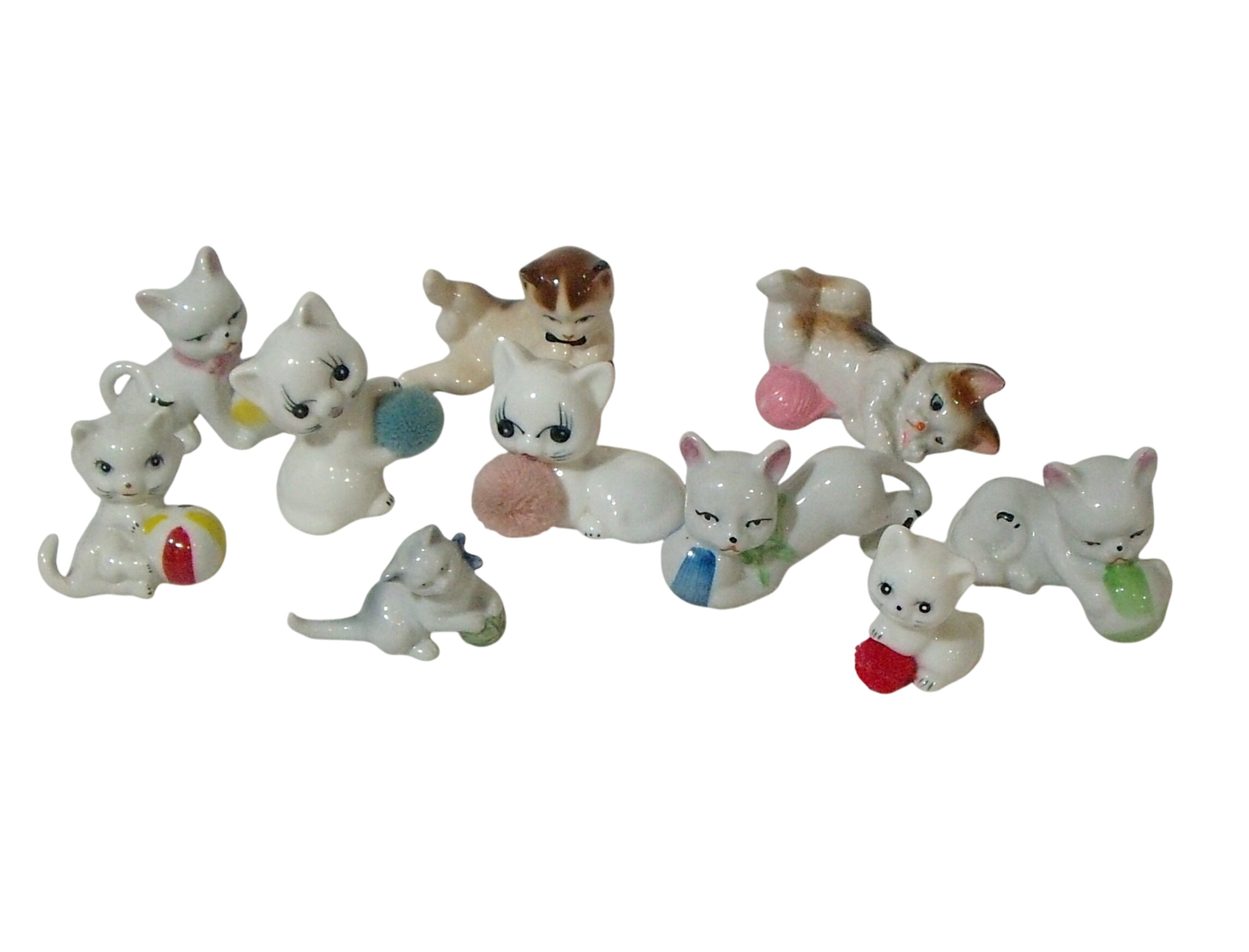 Acheter Lot de 10 figurines chatons porcelaine "Baballe" Bon état - 11,00 € Lot de 10 figurines chatons porcelaine "Baballe" Bon état reconditionné disponible sur Label Emmaüs