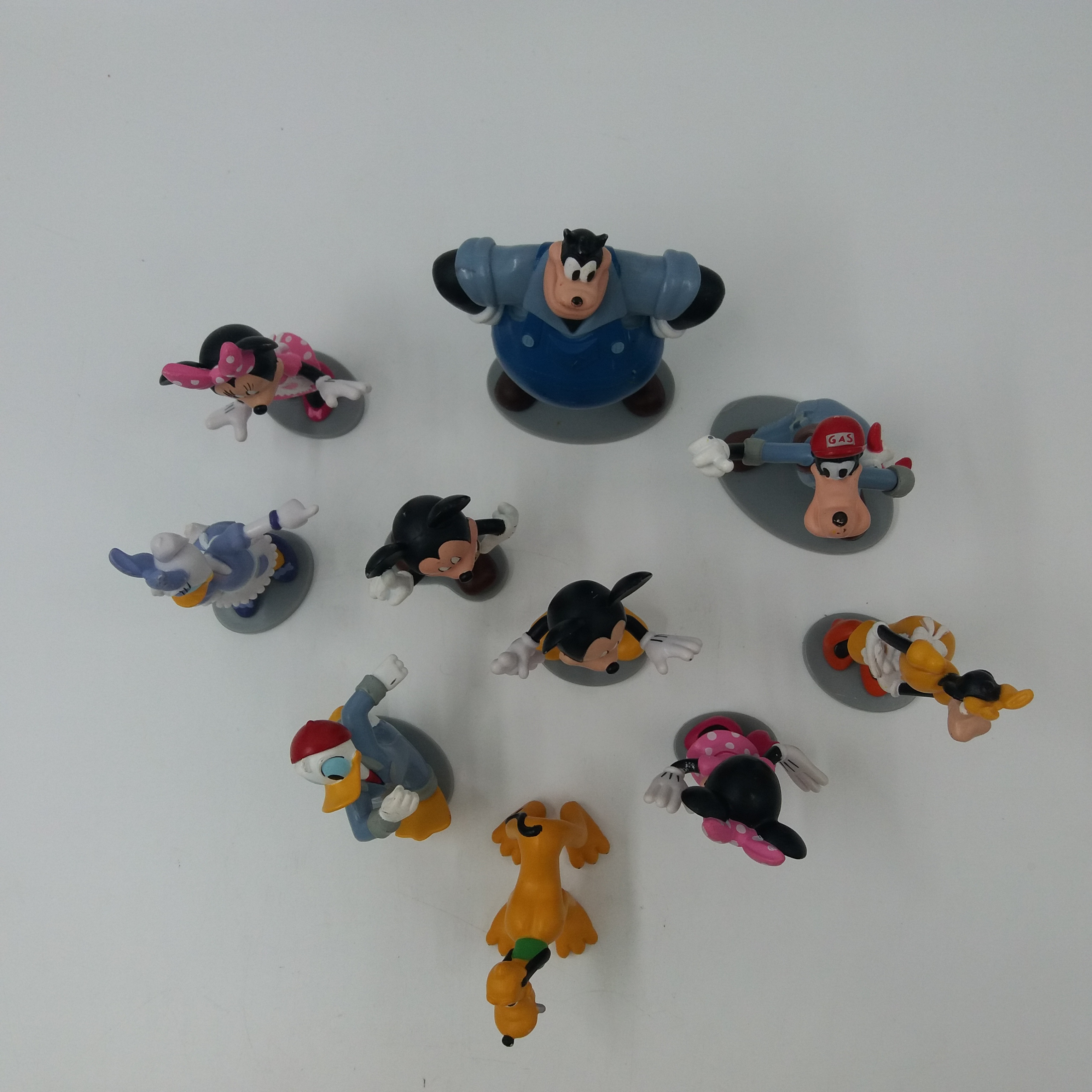 Voir photo 3 de Lot de 10 figurines Disney sur socle gris plastique. Made in Taïwan. Lot de 10 figurines Disney sur socle gris plastique. Made in Taïwan. Très bon état reconditionné photo 3