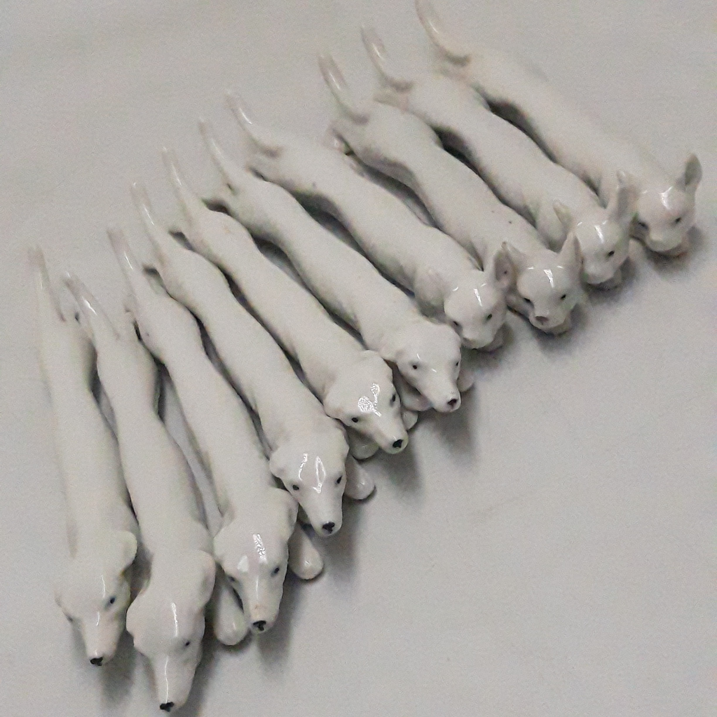 Voir photo 2 de Lot de 10 porte-couteaux en porcelaine blanche Lot de 10 porte-couteaux en porcelaine blanche Bon état reconditionné photo 2