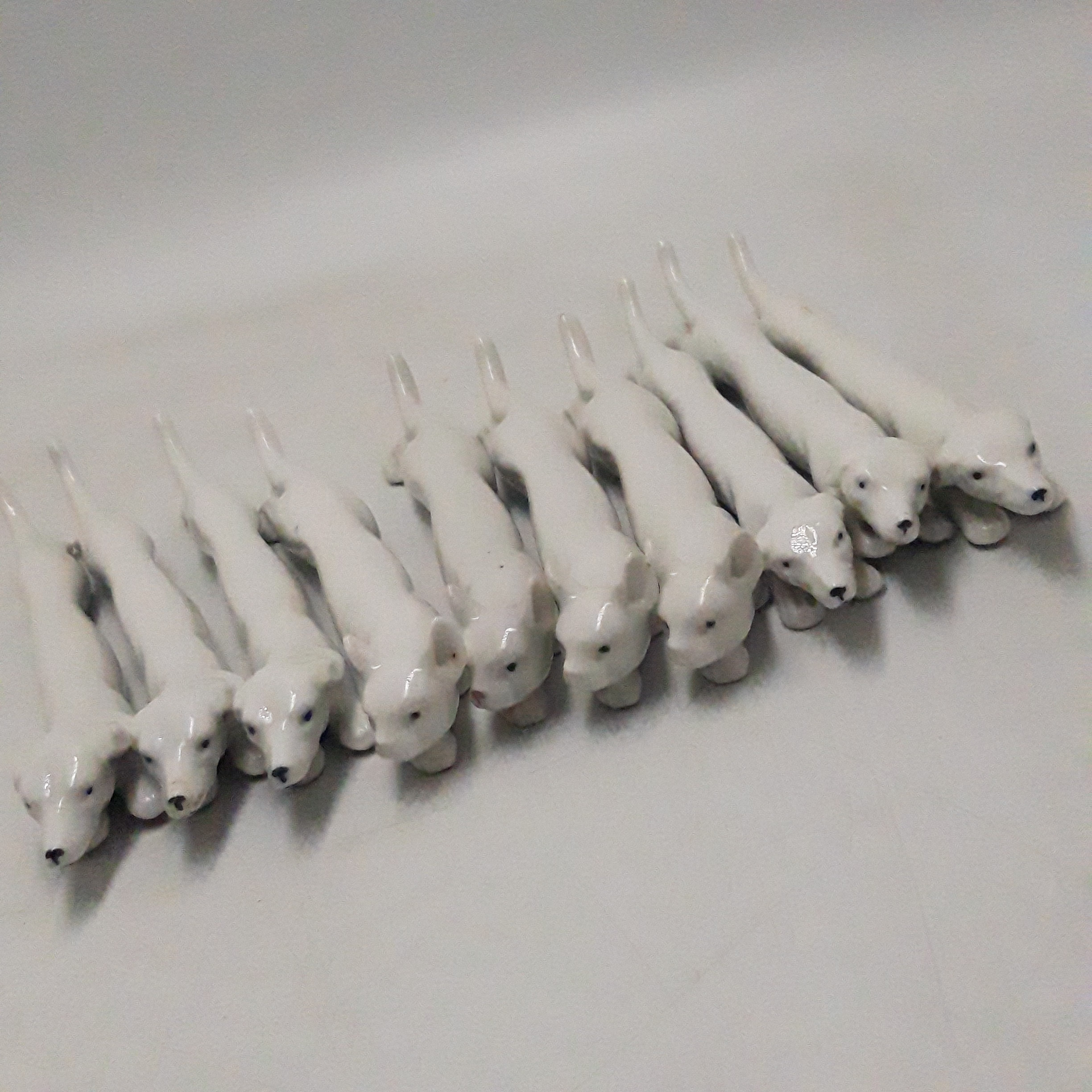 Voir photo 7 de Lot de 10 porte-couteaux en porcelaine blanche Lot de 10 porte-couteaux en porcelaine blanche Bon état reconditionné photo 7