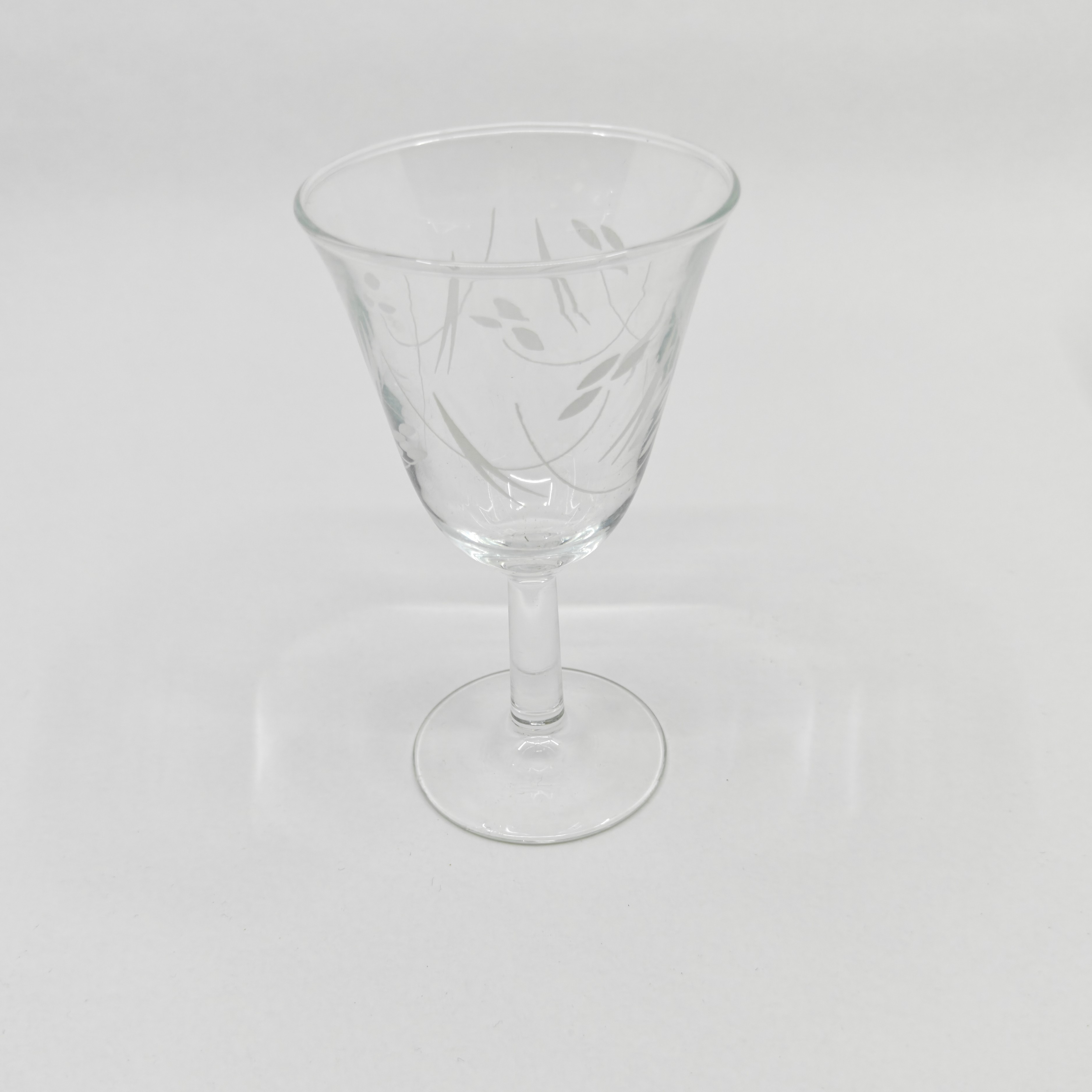 Voir photo 2 de Lot de 10 verres à pied en verre gravé décor végétal Lot de 10 verres à pied en verre gravé décor végétal Très bon état reconditionné photo 2