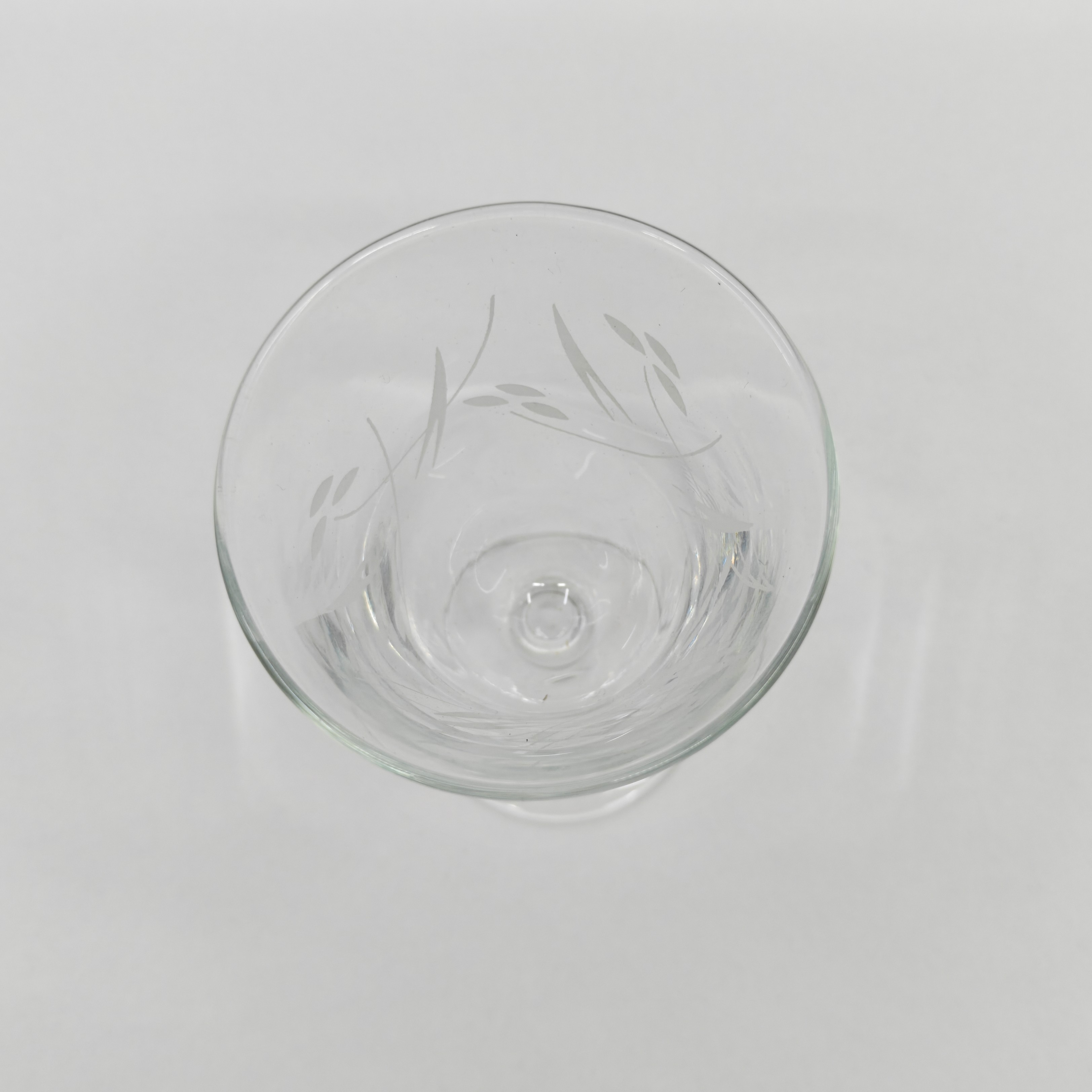 Voir photo 3 de Lot de 10 verres à pied en verre gravé décor végétal Lot de 10 verres à pied en verre gravé décor végétal Très bon état reconditionné photo 3
