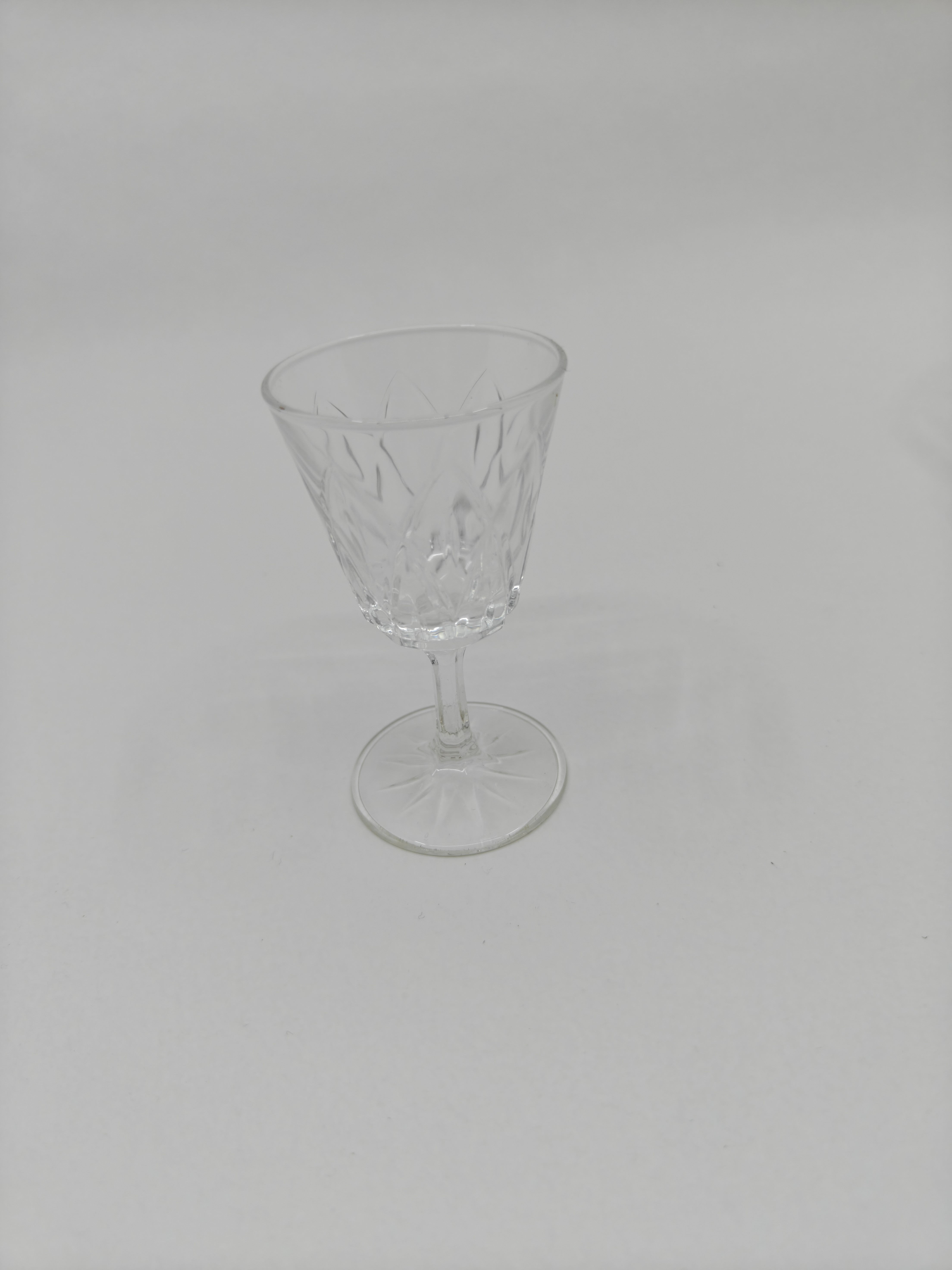 Voir photo 2 de Lot de 10 verres à pied en verre moulé à décor géométrique Lot de 10 verres à pied en verre moulé à décor géométrique Très bon état reconditionné photo 2