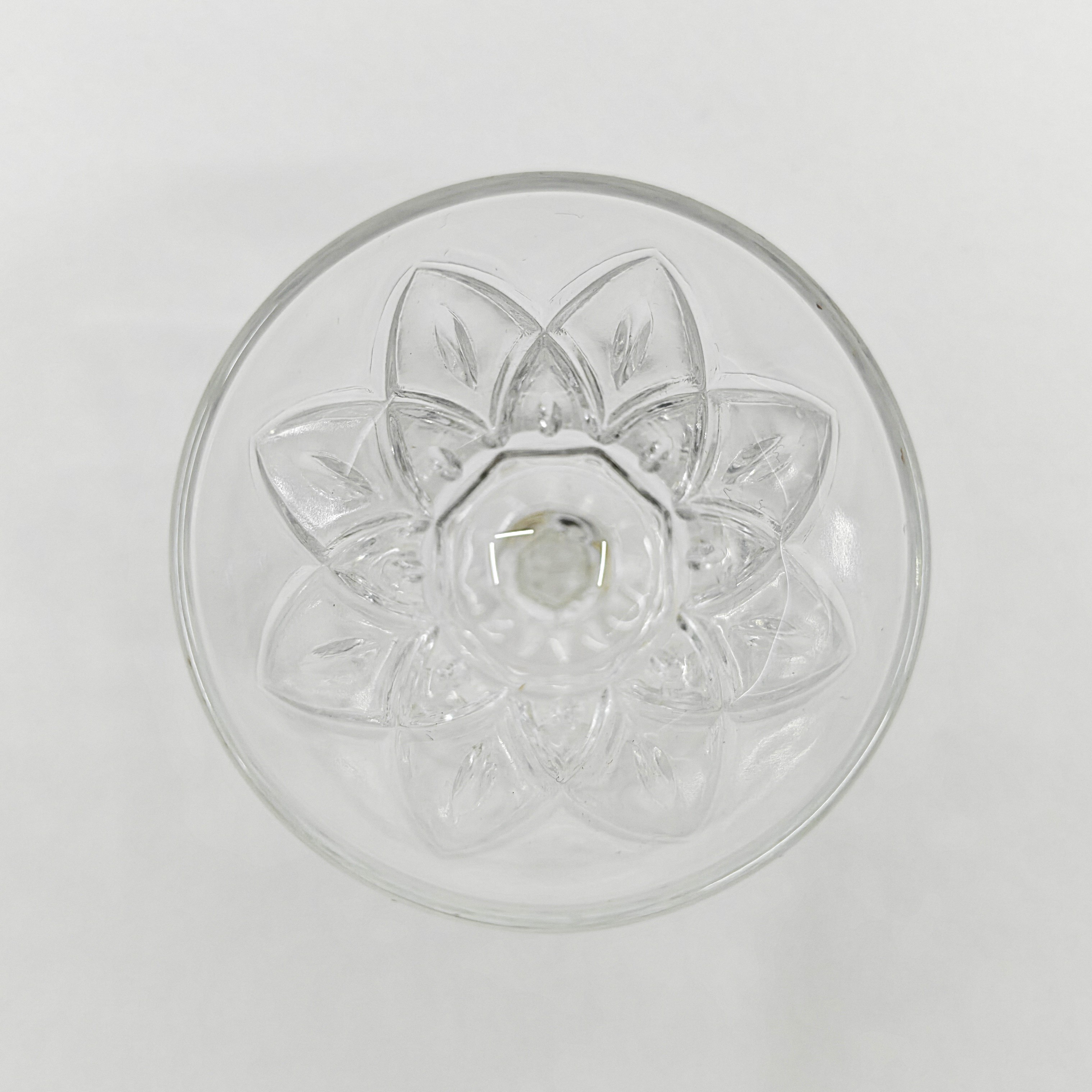 Voir photo 3 de Lot de 10 verres à pied en verre moulé à décor géométrique Lot de 10 verres à pied en verre moulé à décor géométrique Très bon état reconditionné photo 3
