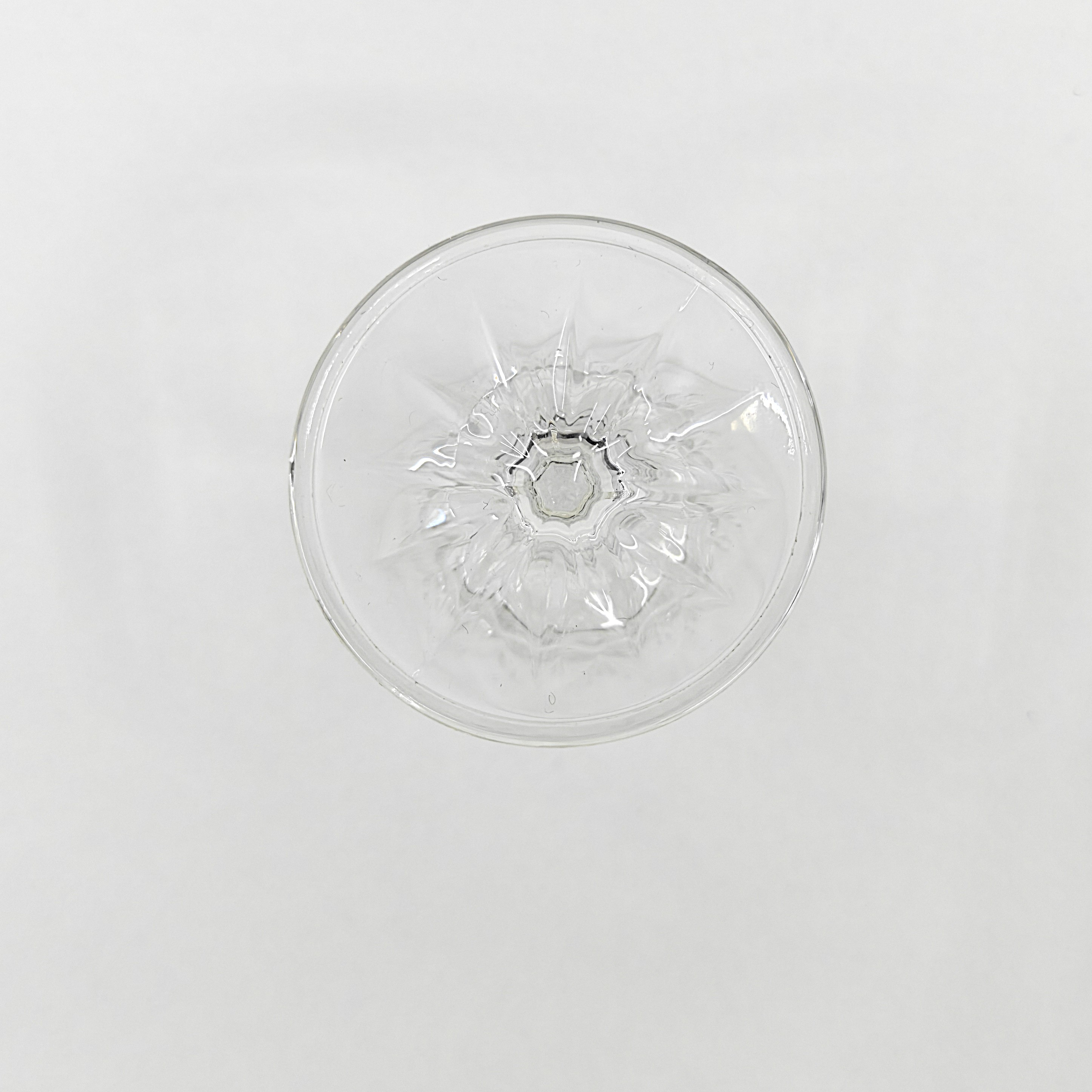 Voir photo 4 de Lot de 10 verres à pied en verre moulé à décor géométrique Lot de 10 verres à pied en verre moulé à décor géométrique Très bon état reconditionné photo 4