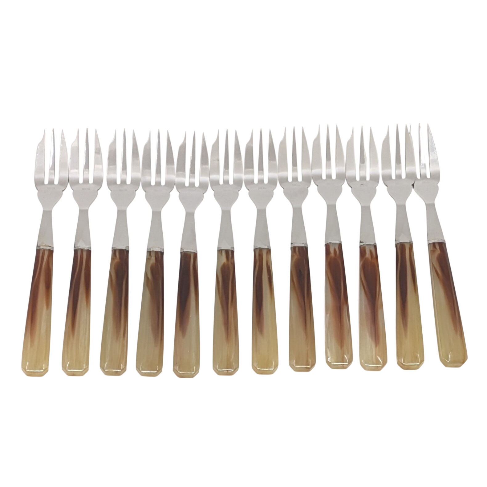 Lot de 12 fourchettes à dessert en inox avec manches imitation corne Bon état - 15,40 € Lot de 12 fourchettes à dessert en inox avec manches imitation corne Bon état reconditionné disponible sur Label Emmaüs