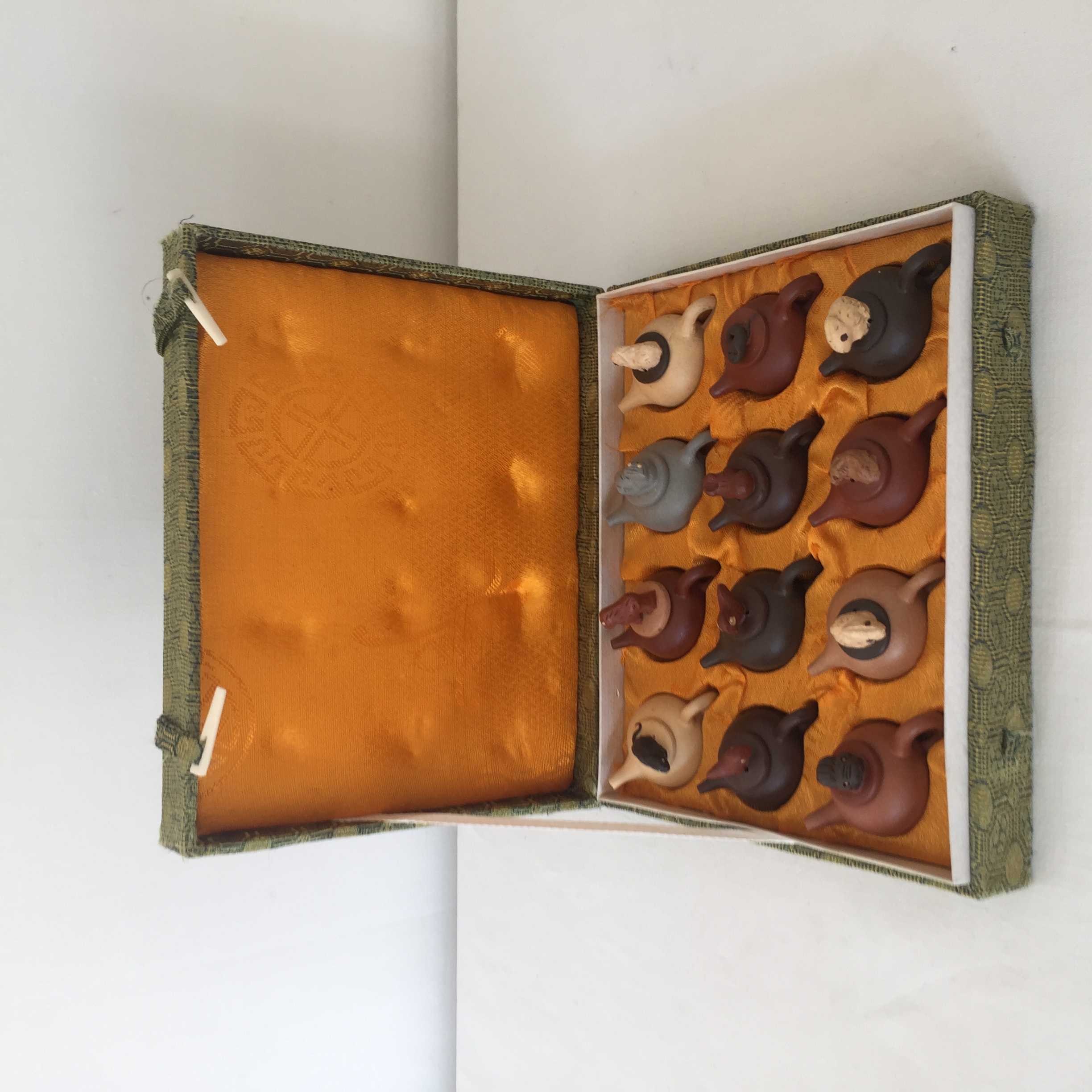 Acheter Lot de 12 mini théières en terre cuite zodiaque chinois Bon état - 20,00 € Lot de 12 mini théières en terre cuite zodiaque chinois Bon état reconditionné disponible sur Label Emmaüs