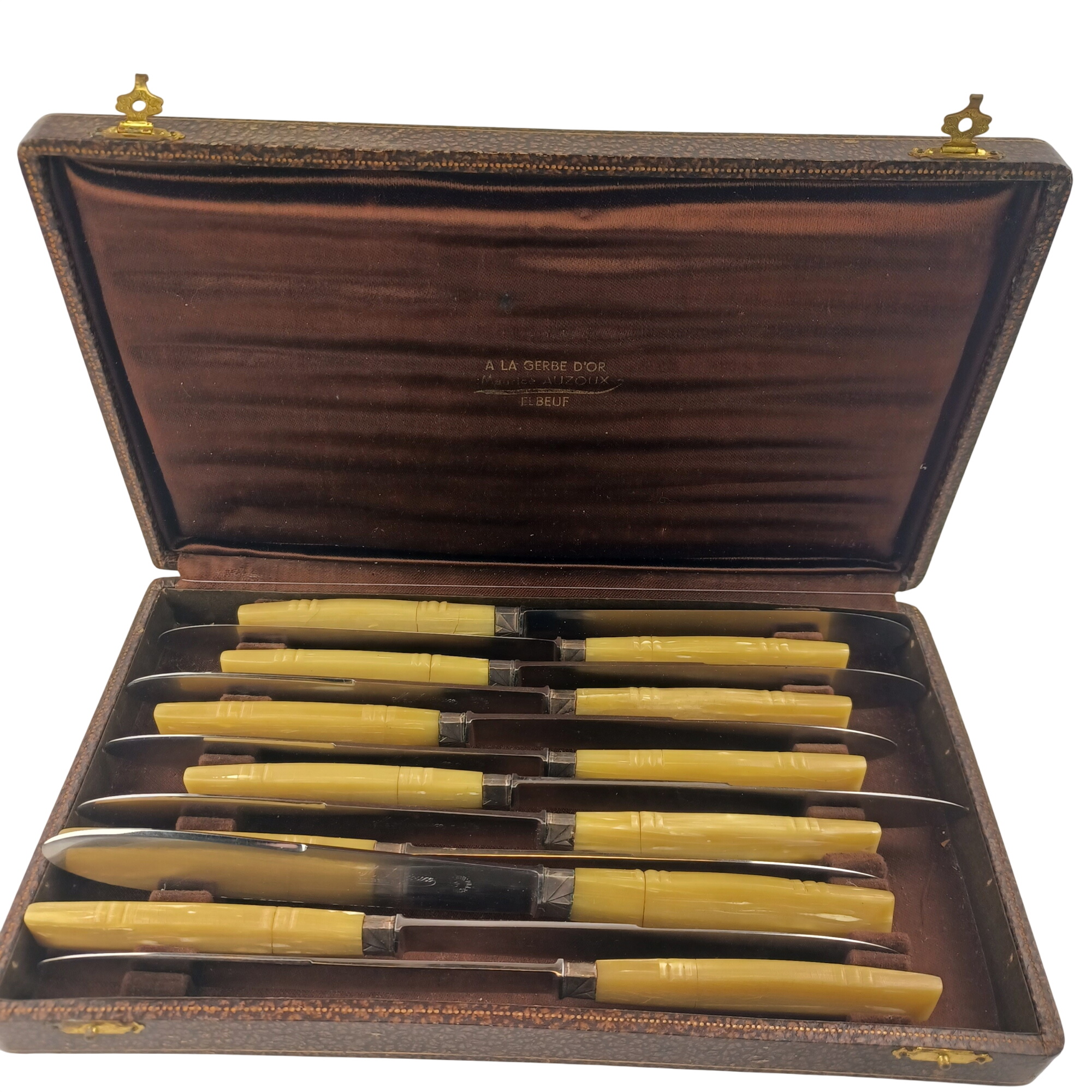 Lot de 12, set complet de couteaux en acier inoxydables à manches jaune à la gerbe d'or de Maurice Auzoux Elbeuf dans son écrin d'origine Très bon état - 12,50 € Lot de 12, set complet de couteaux en acier inoxydables à manches jaune à la gerbe d'or de Maurice Auzoux Elbeuf dans son écrin d'origine Très bon état reconditionné disponible sur Label Emmaüs