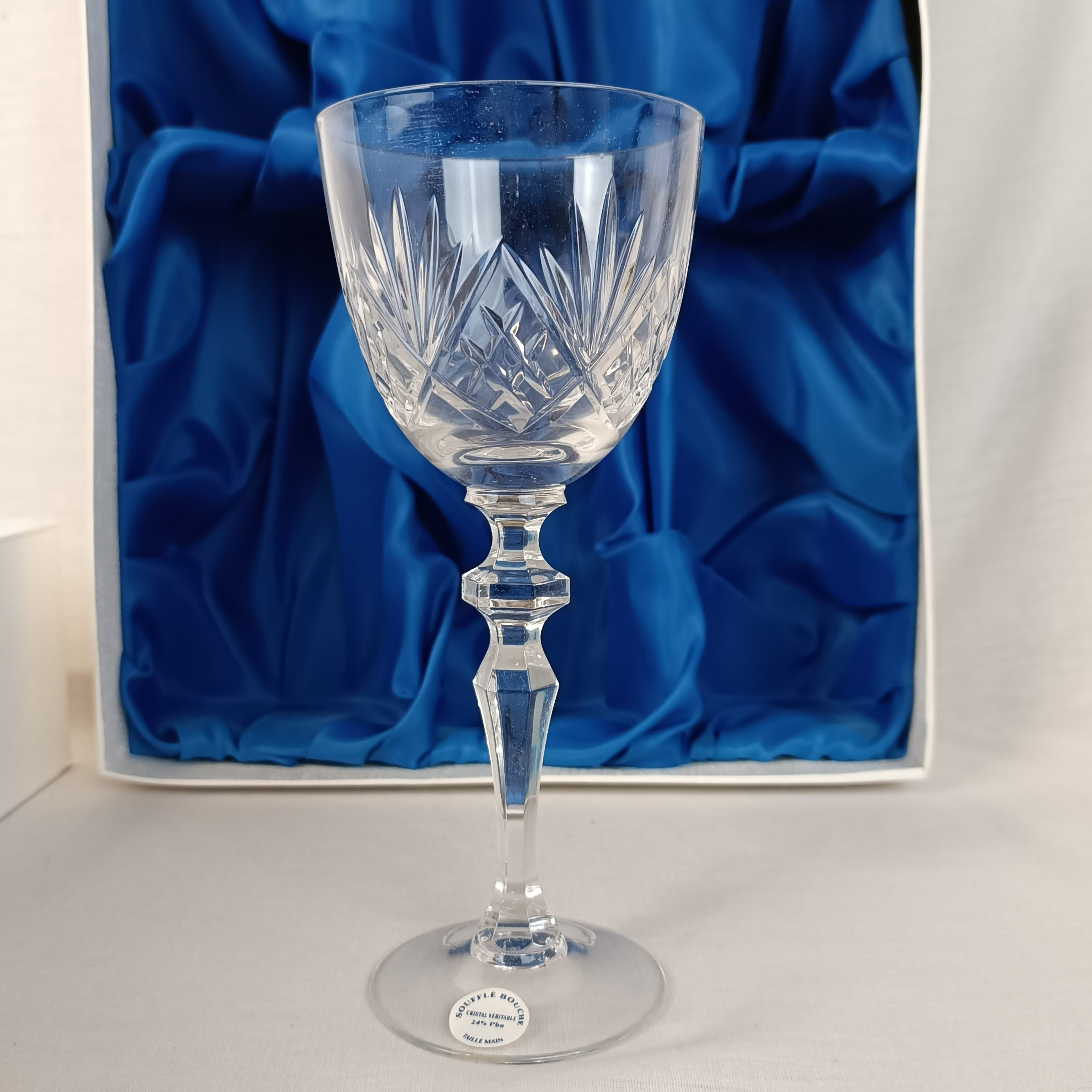 Voir photo 6 de Lot de 12 verres à vin en cristal (24% PbO) soufflé , taillé à la main, artisanat de Lorraine Lot de 12 verres à vin en cristal (24% PbO) soufflé , taillé à la main, artisanat de Lorraine reconditionné photo 6