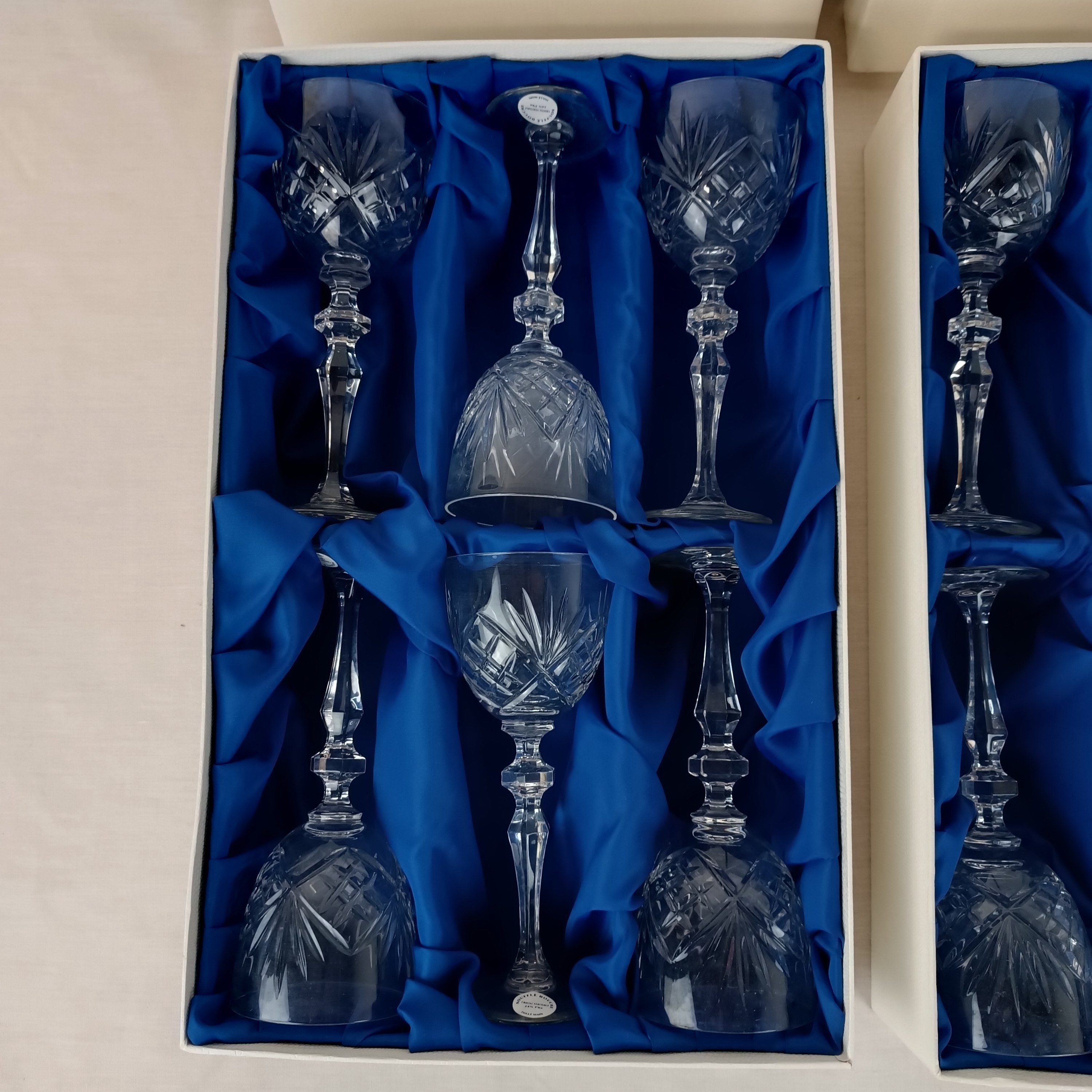 Voir photo 2 de Lot de 12 verres à vin en cristal (24% PbO) soufflé , taillé à la main, artisanat de Lorraine (2 boîtes) - 12cl Lot de 12 verres à vin en cristal (24% PbO) soufflé , taillé à la main, artisanat de Lorraine (2 boîtes) - 12cl reconditionné photo 2