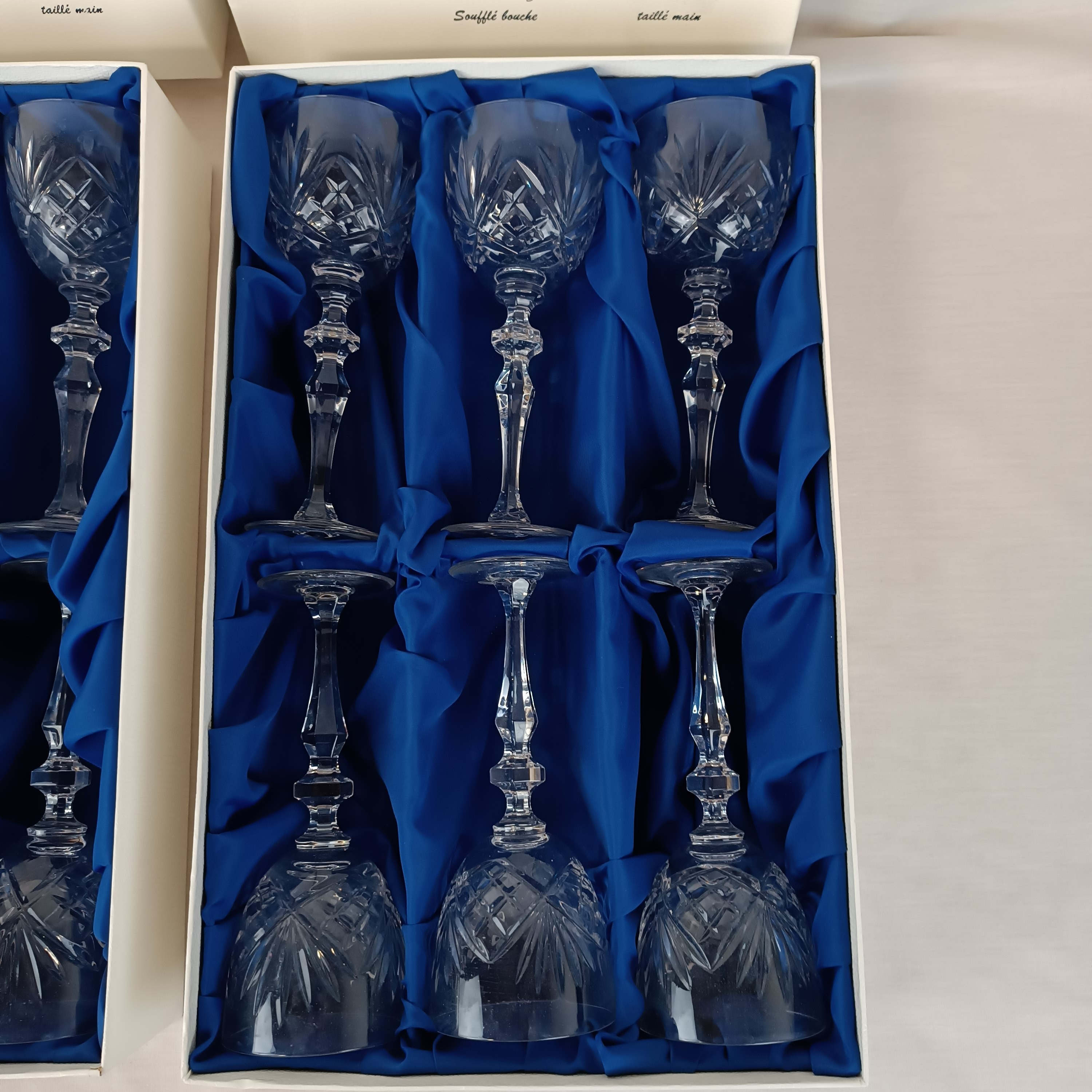 Voir photo 3 de Lot de 12 verres à vin en cristal (24% PbO) soufflé , taillé à la main, artisanat de Lorraine (2 boîtes) - 12cl Lot de 12 verres à vin en cristal (24% PbO) soufflé , taillé à la main, artisanat de Lorraine (2 boîtes) - 12cl reconditionné photo 3