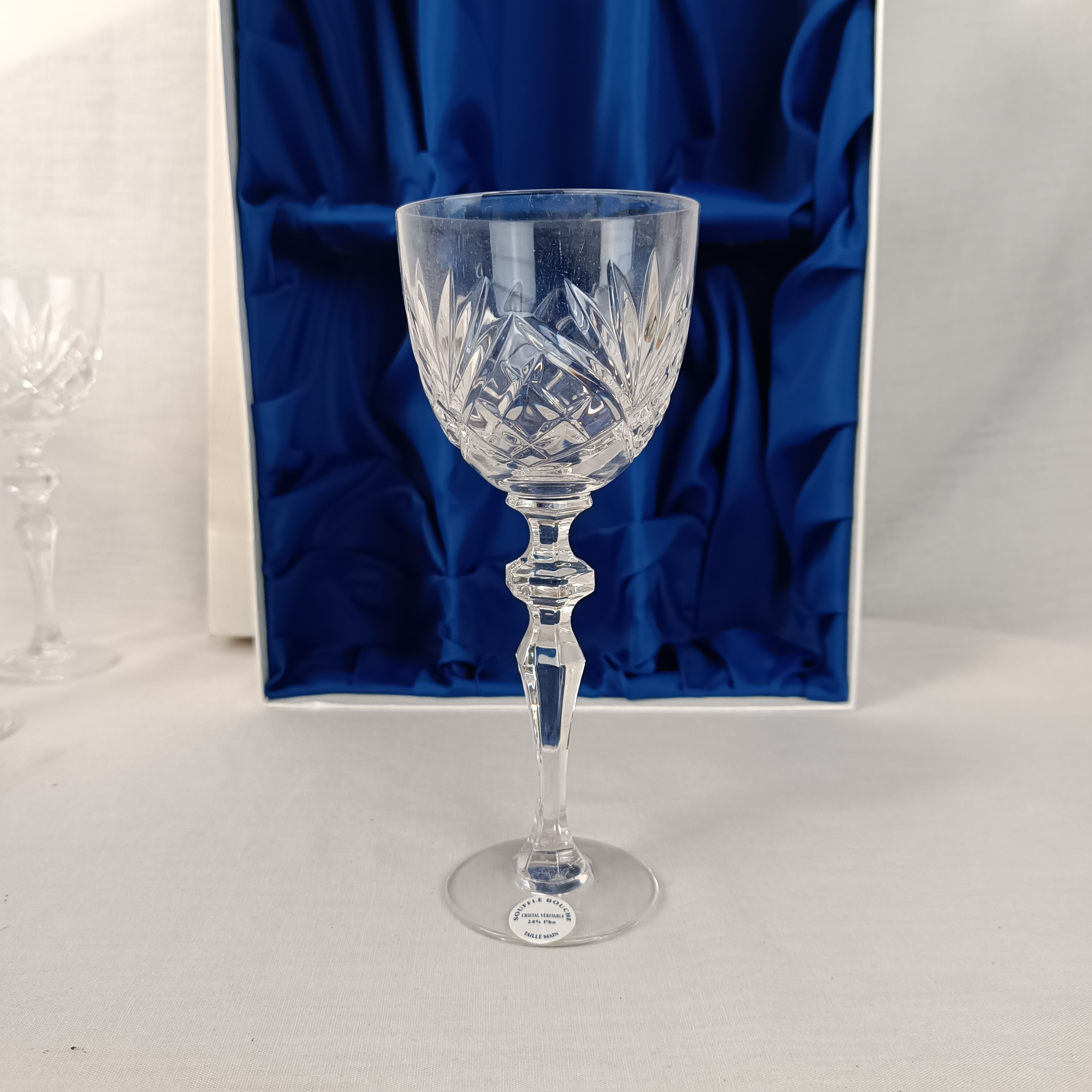 Voir photo 5 de Lot de 12 verres à vin en cristal (24% PbO) soufflé , taillé à la main, artisanat de Lorraine (2 boîtes) - 12cl Lot de 12 verres à vin en cristal (24% PbO) soufflé , taillé à la main, artisanat de Lorraine (2 boîtes) - 12cl reconditionné photo 5