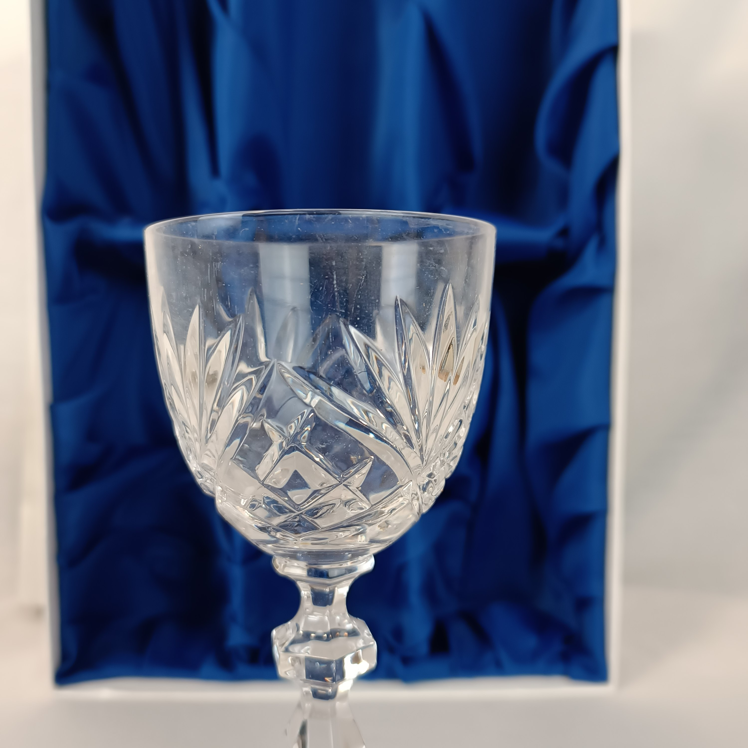 Voir photo 6 de Lot de 12 verres à vin en cristal (24% PbO) soufflé , taillé à la main, artisanat de Lorraine (2 boîtes) - 12cl Lot de 12 verres à vin en cristal (24% PbO) soufflé , taillé à la main, artisanat de Lorraine (2 boîtes) - 12cl reconditionné photo 6