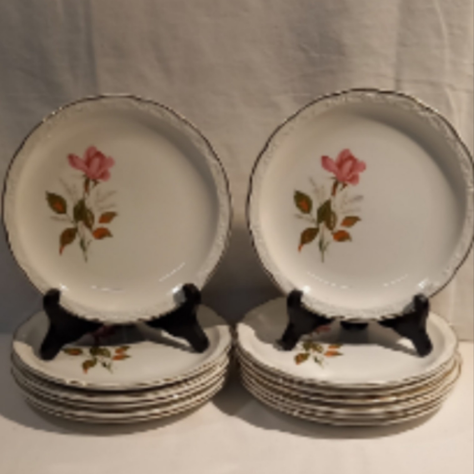 Voir photo 2 de Lot de 13 Assiettes à dessert DIGOIN Sarreguemine de France.Décor floral.Lisérées dorées. Lot de 13 Assiettes à dessert DIGOIN Sarreguemine de France.Décor floral.Lisérées dorées. Bon état reconditionné photo 2