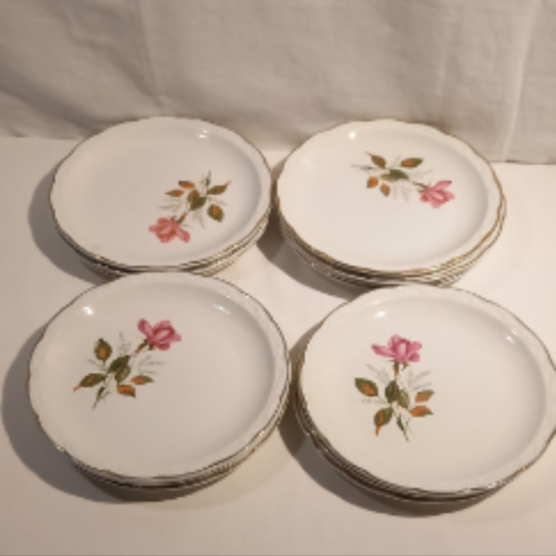 Voir photo 3 de Lot de 13 Assiettes à dessert DIGOIN Sarreguemine de France.Décor floral.Lisérées dorées. Lot de 13 Assiettes à dessert DIGOIN Sarreguemine de France.Décor floral.Lisérées dorées. Bon état reconditionné photo 3