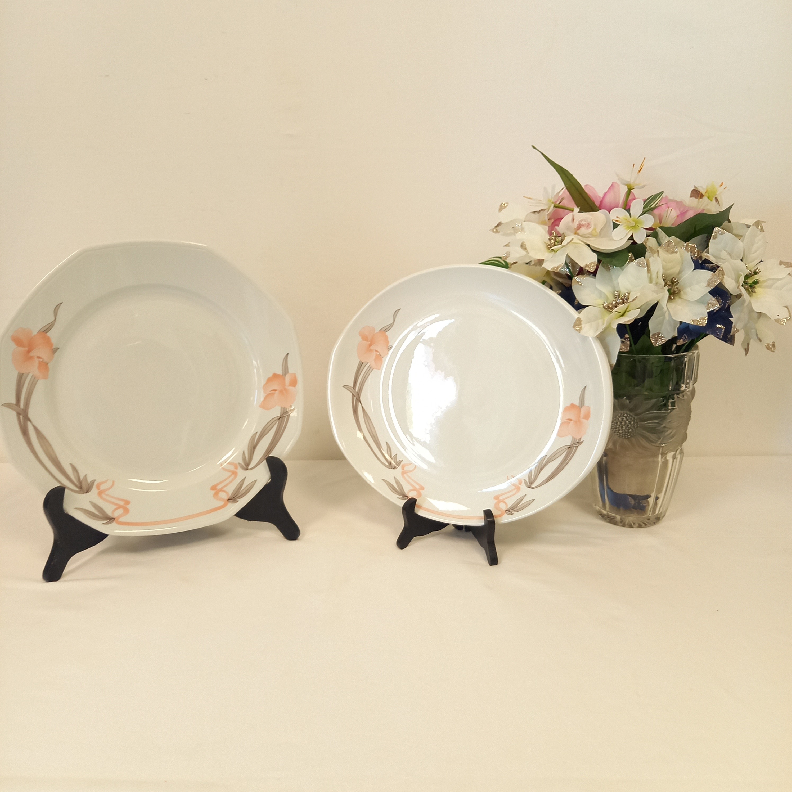 Voir photo 2 de Lot de 13 Assiettes en porcelaine Pyroblan décor inaltérable SARREGUEMINE France depuis 1784. Composé de 10 grandes Assiettes 2 grands plats ronds et 1 grand plat oval. Lot de 13 Assiettes en porcelaine Pyroblan décor inaltérable SARREGUEMINE France depuis 1784. Composé de 10 grandes Assiettes 2 grands plats ronds et 1 grand plat oval. Bon état reconditionné photo 2