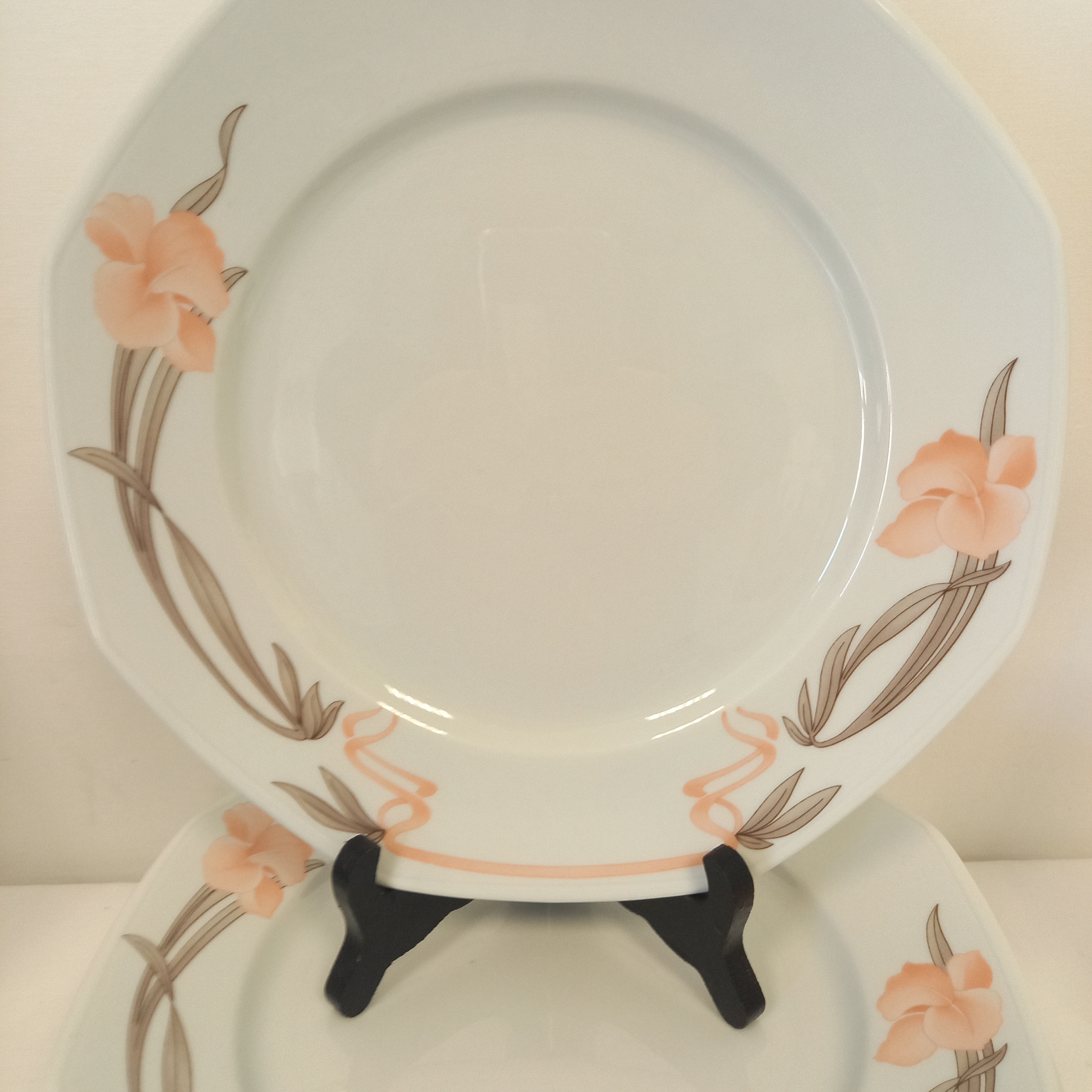 Voir photo 3 de Lot de 13 Assiettes en porcelaine Pyroblan décor inaltérable SARREGUEMINE France depuis 1784. Composé de 10 grandes Assiettes 2 grands plats ronds et 1 grand plat oval. Lot de 13 Assiettes en porcelaine Pyroblan décor inaltérable SARREGUEMINE France depuis 1784. Composé de 10 grandes Assiettes 2 grands plats ronds et 1 grand plat oval. Bon état reconditionné photo 3