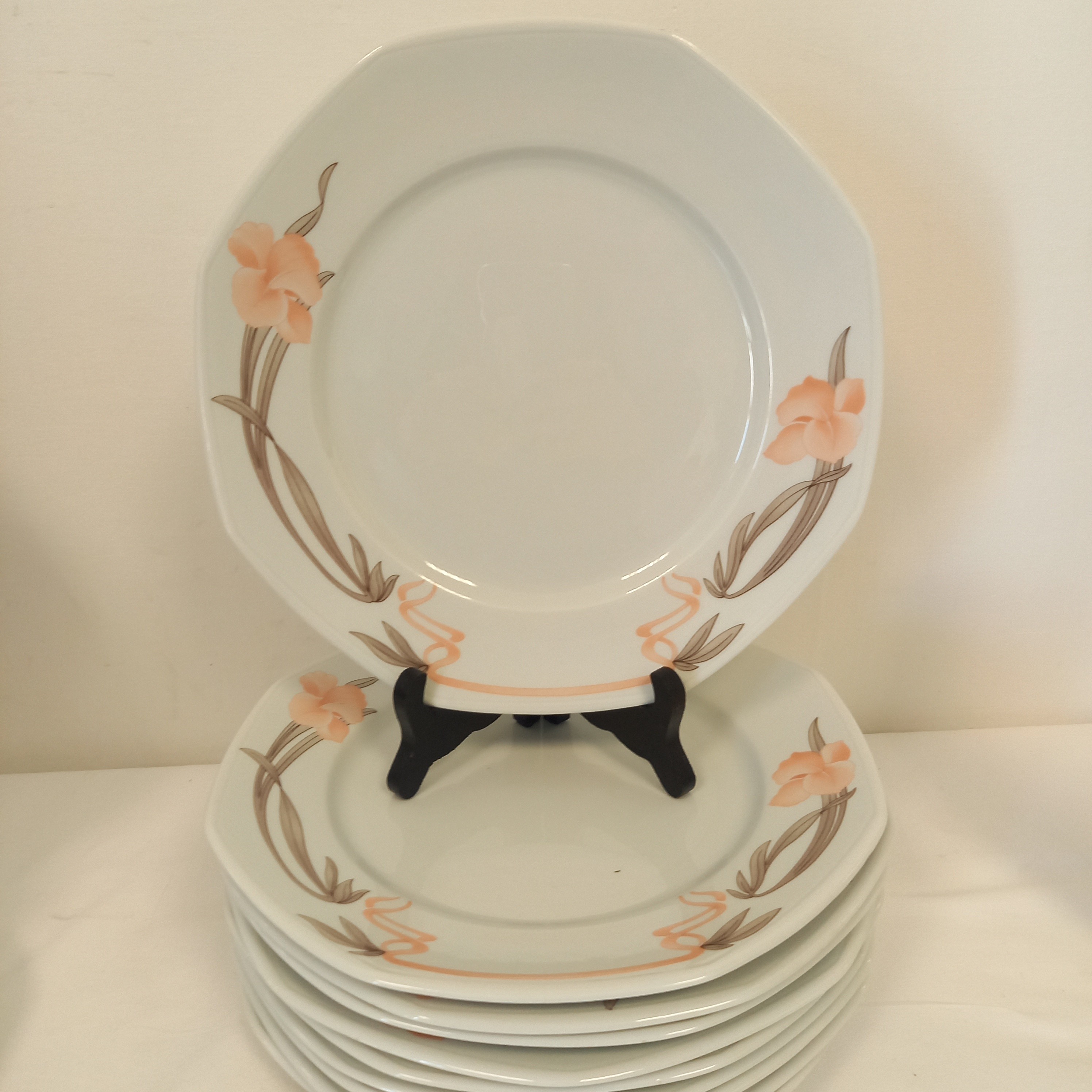 Voir photo 4 de Lot de 13 Assiettes en porcelaine Pyroblan décor inaltérable SARREGUEMINE France depuis 1784. Composé de 10 grandes Assiettes 2 grands plats ronds et 1 grand plat oval. Lot de 13 Assiettes en porcelaine Pyroblan décor inaltérable SARREGUEMINE France depuis 1784. Composé de 10 grandes Assiettes 2 grands plats ronds et 1 grand plat oval. Bon état reconditionné photo 4