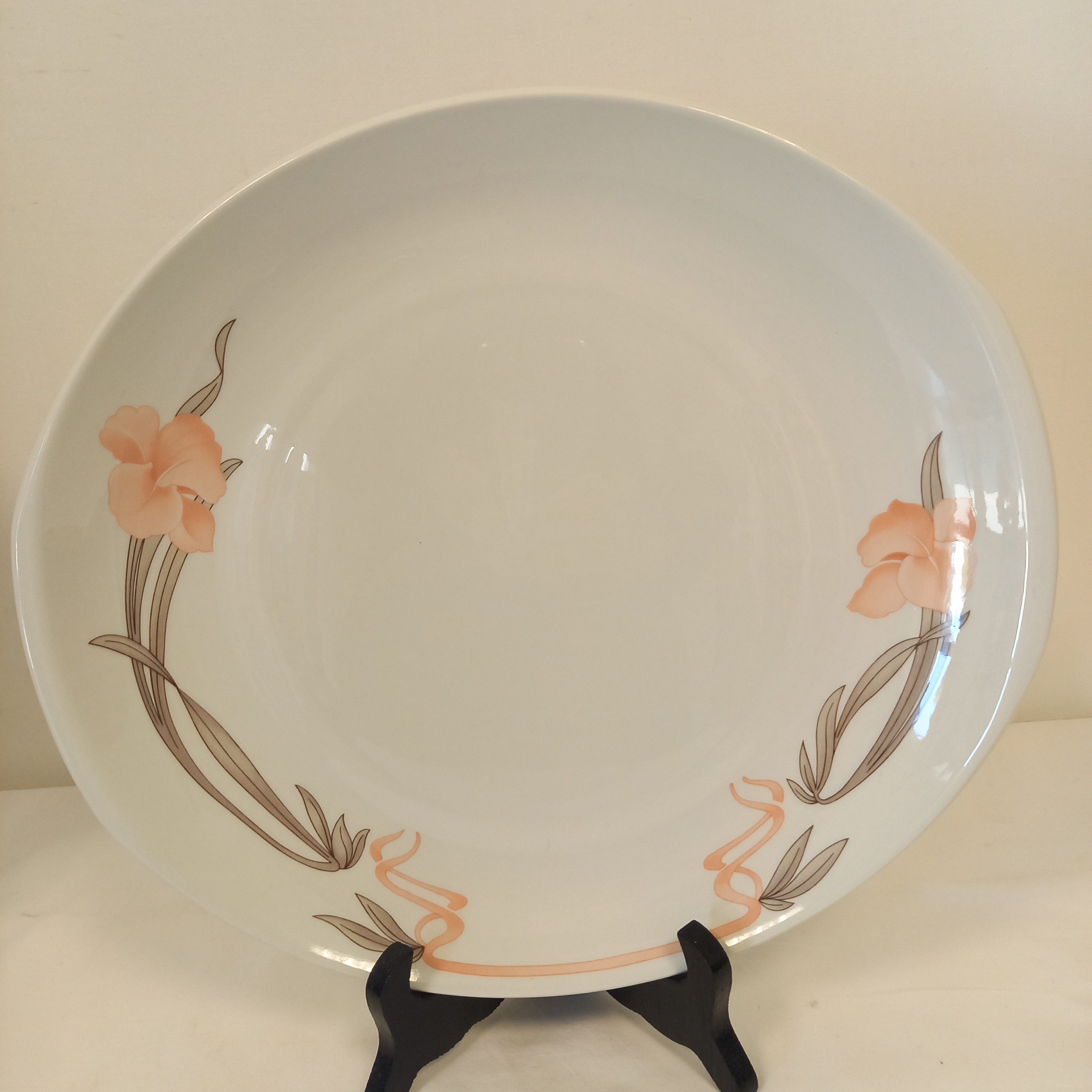 Voir photo 5 de Lot de 13 Assiettes en porcelaine Pyroblan décor inaltérable SARREGUEMINE France depuis 1784. Composé de 10 grandes Assiettes 2 grands plats ronds et 1 grand plat oval. Lot de 13 Assiettes en porcelaine Pyroblan décor inaltérable SARREGUEMINE France depuis 1784. Composé de 10 grandes Assiettes 2 grands plats ronds et 1 grand plat oval. Bon état reconditionné photo 5