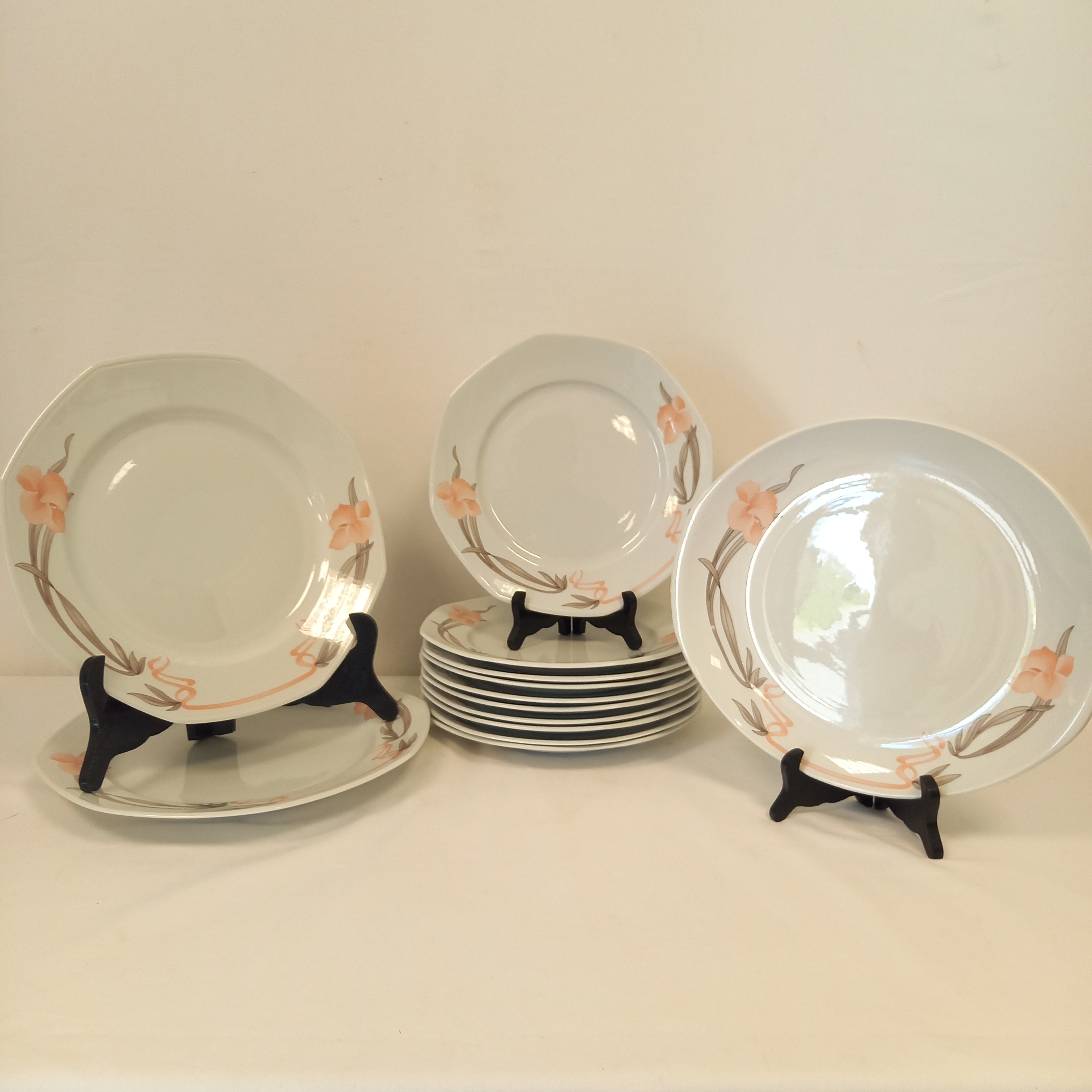 Acheter Lot de 13 Assiettes en porcelaine Pyroblan décor inaltérable SARREGUEMINE France depuis 1784. Composé de 10 grandes Assiettes 2 grands plats ronds et 1 grand plat oval. Bon état - 60,00 € Lot de 13 Assiettes en porcelaine Pyroblan décor inaltérable SARREGUEMINE France depuis 1784. Composé de 10 grandes Assiettes 2 grands plats ronds et 1 grand plat oval. Bon état reconditionné disponible sur Label Emmaüs