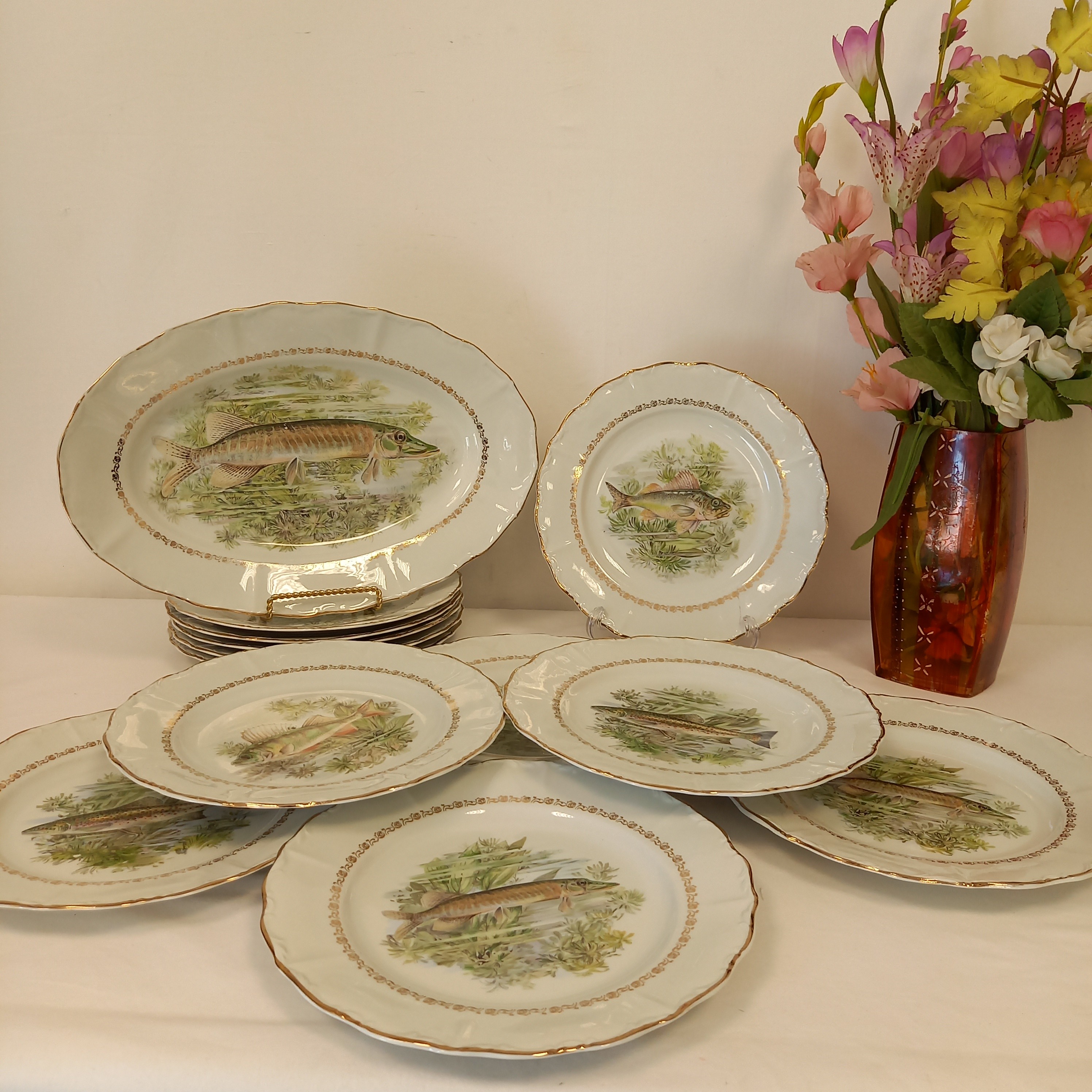 Voir photo 2 de Lot de 13 pièces Service à poisson composé de : 12 Assiettes plates et 1 Assiette ovale Lot de 13 pièces Service à poisson composé de : 12 Assiettes plates et 1 Assiette ovale Bon état reconditionné photo 2