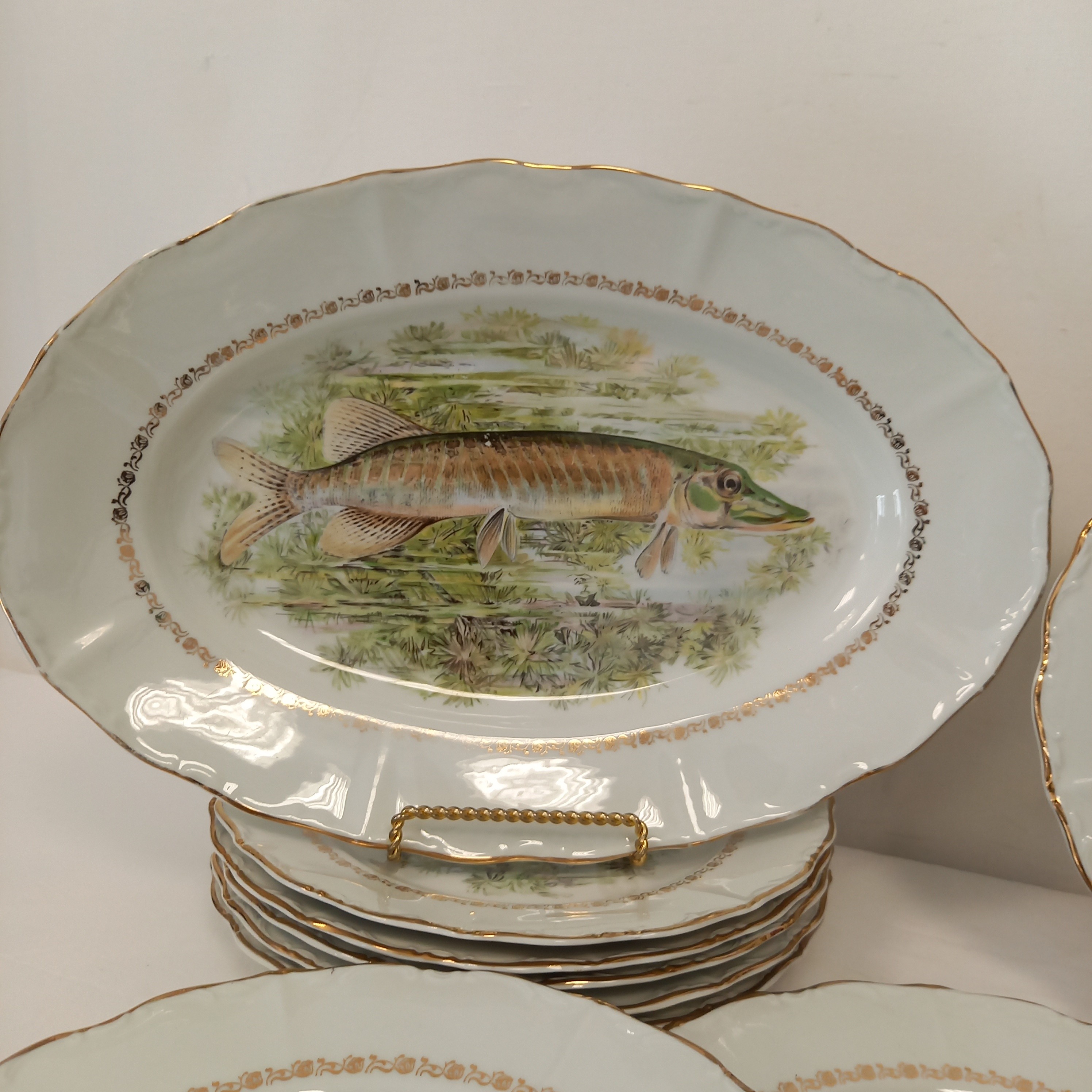 Voir photo 6 de Lot de 13 pièces Service à poisson composé de : 12 Assiettes plates et 1 Assiette ovale Lot de 13 pièces Service à poisson composé de : 12 Assiettes plates et 1 Assiette ovale Bon état reconditionné photo 6