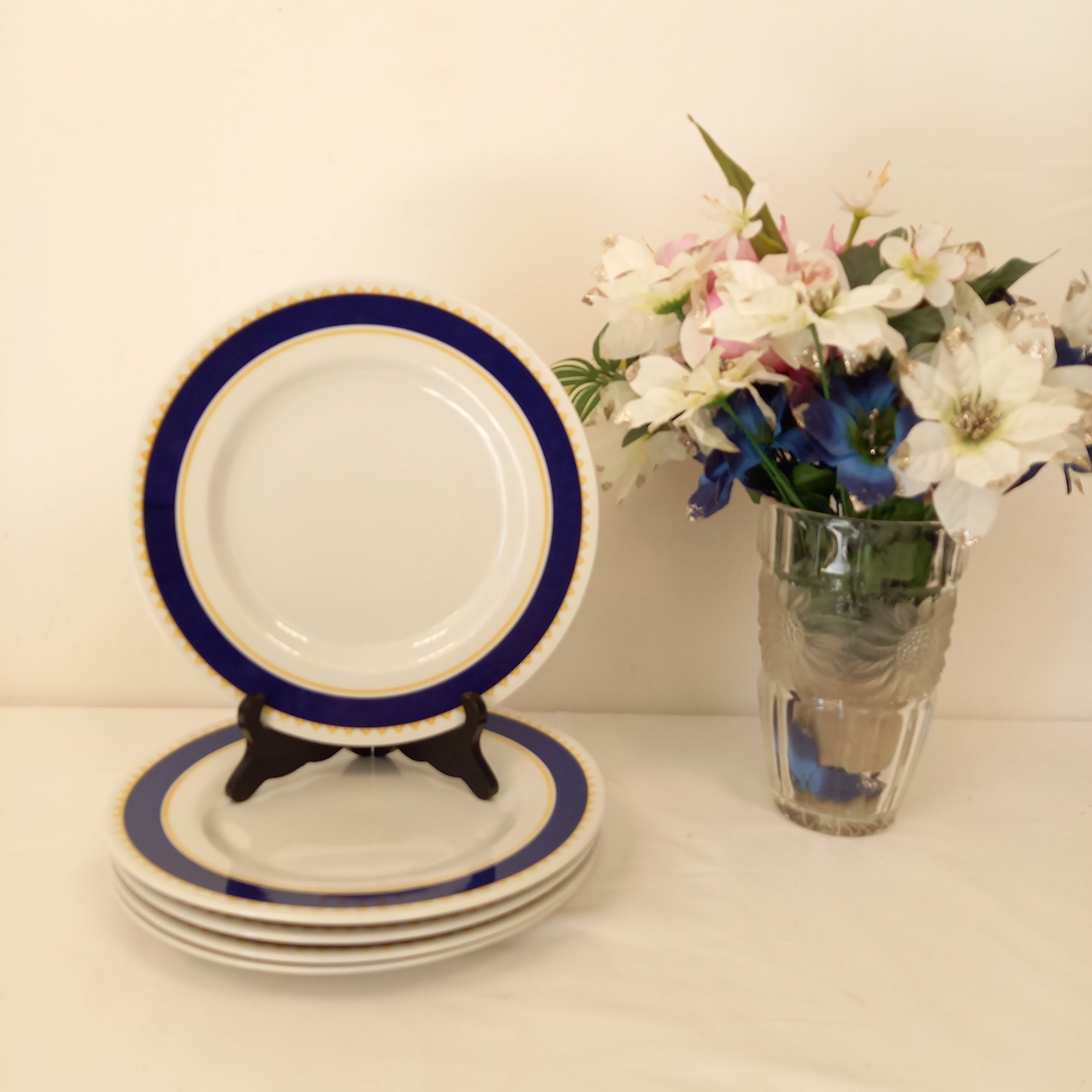Voir photo 2 de Lot de 17 Assiettes SATURNIA . Porcelaine de TAVOLA LAVASTOVIGLIE MICHOGNOE fait en ITALIE. Composé de 5 grandes Assiettes plates et 11 petites Assiettes plates. Lot de 17 Assiettes SATURNIA . Porcelaine de TAVOLA LAVASTOVIGLIE MICHOGNOE fait en ITALIE. Composé de 5 grandes Assiettes plates et 11 petites Assiettes plates. Bon état reconditionné photo 2