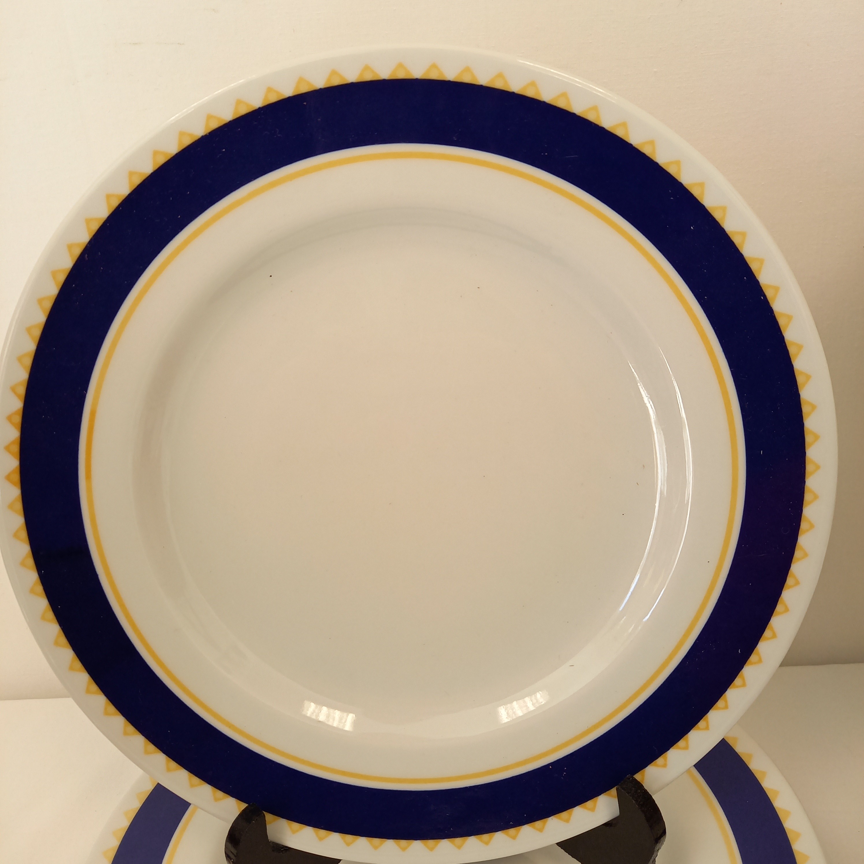 Voir photo 3 de Lot de 17 Assiettes SATURNIA . Porcelaine de TAVOLA LAVASTOVIGLIE MICHOGNOE fait en ITALIE. Composé de 5 grandes Assiettes plates et 11 petites Assiettes plates. Lot de 17 Assiettes SATURNIA . Porcelaine de TAVOLA LAVASTOVIGLIE MICHOGNOE fait en ITALIE. Composé de 5 grandes Assiettes plates et 11 petites Assiettes plates. Bon état reconditionné photo 3