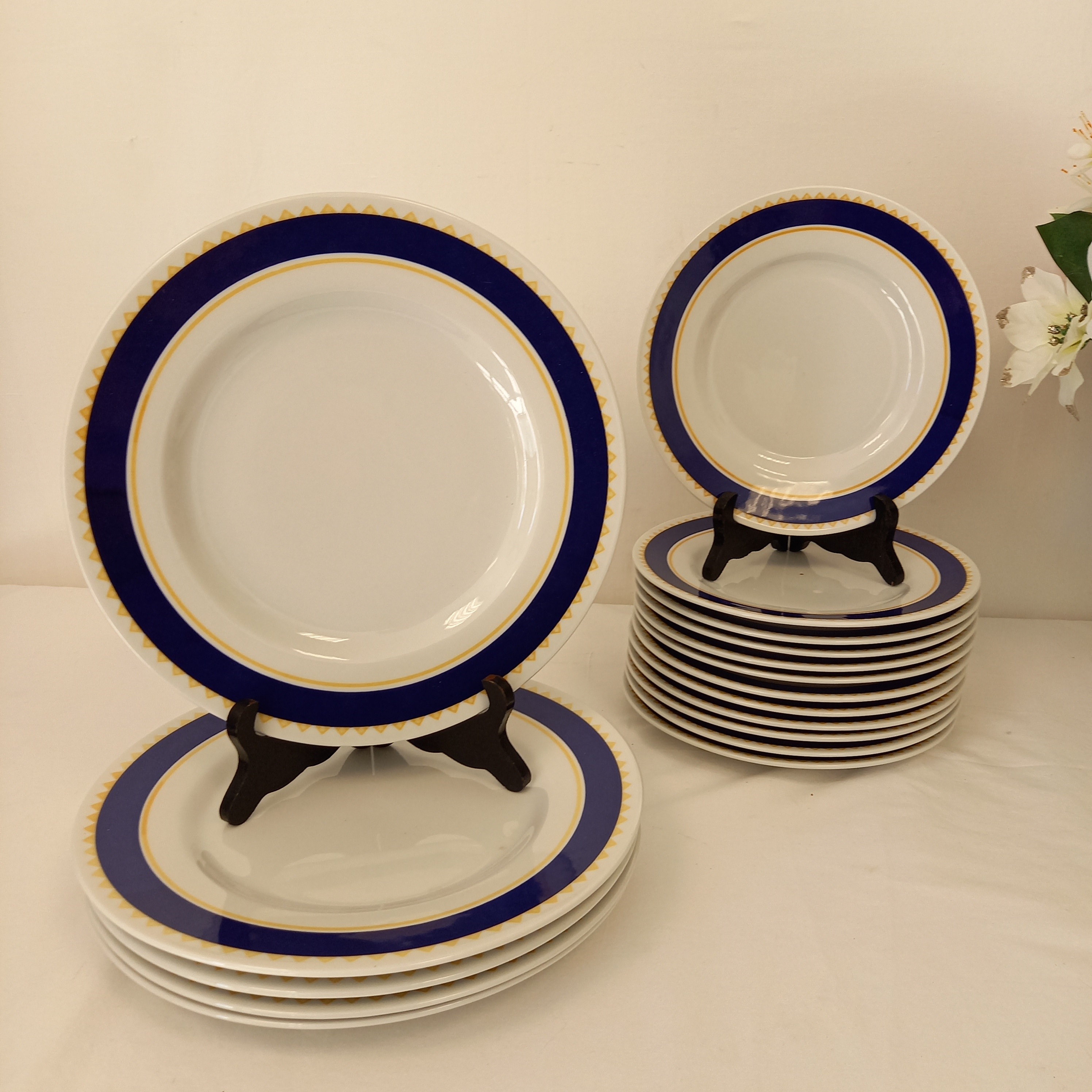 Voir photo 4 de Lot de 17 Assiettes SATURNIA . Porcelaine de TAVOLA LAVASTOVIGLIE MICHOGNOE fait en ITALIE. Composé de 5 grandes Assiettes plates et 11 petites Assiettes plates. Lot de 17 Assiettes SATURNIA . Porcelaine de TAVOLA LAVASTOVIGLIE MICHOGNOE fait en ITALIE. Composé de 5 grandes Assiettes plates et 11 petites Assiettes plates. Bon état reconditionné photo 4