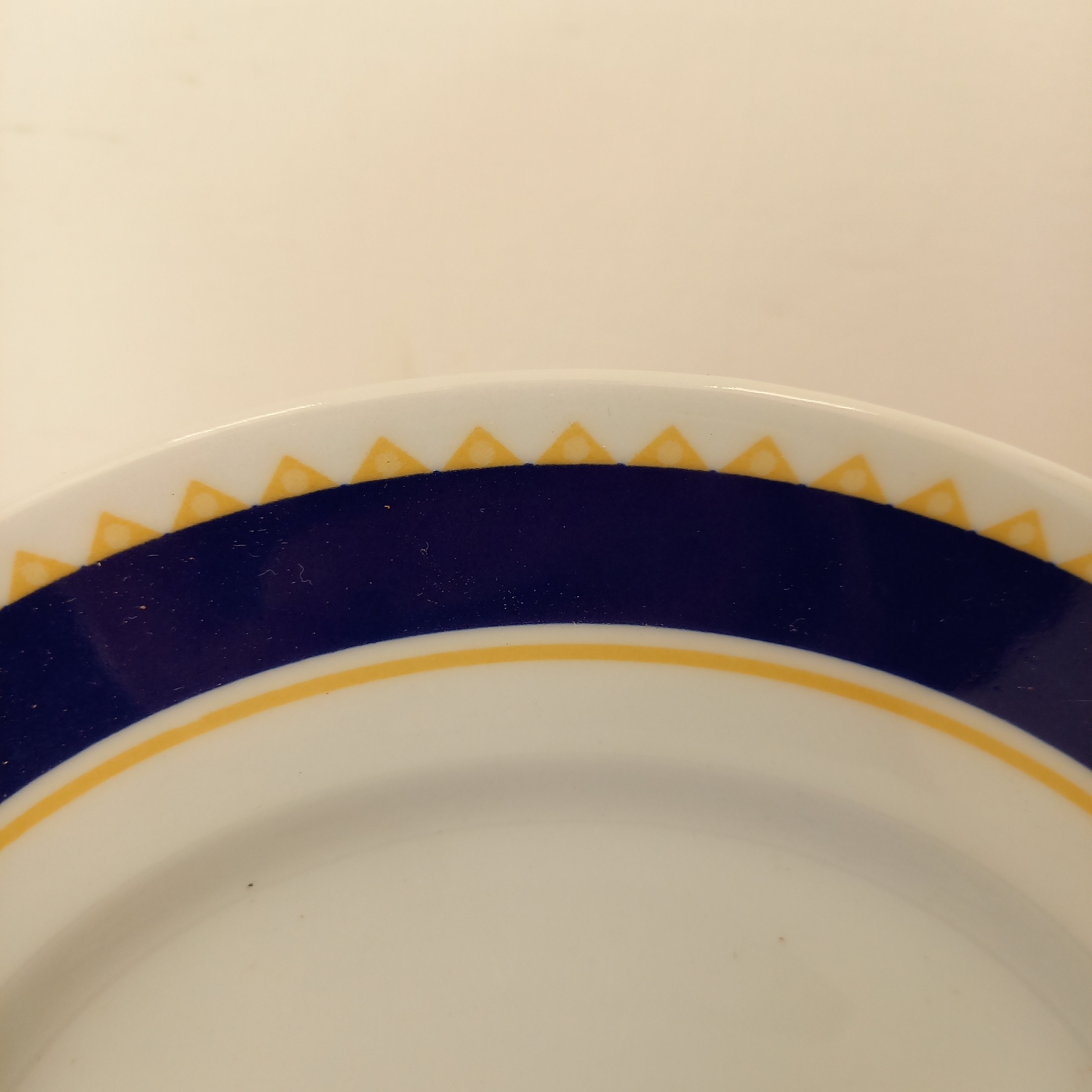 Voir photo 5 de Lot de 17 Assiettes SATURNIA . Porcelaine de TAVOLA LAVASTOVIGLIE MICHOGNOE fait en ITALIE. Composé de 5 grandes Assiettes plates et 11 petites Assiettes plates. Lot de 17 Assiettes SATURNIA . Porcelaine de TAVOLA LAVASTOVIGLIE MICHOGNOE fait en ITALIE. Composé de 5 grandes Assiettes plates et 11 petites Assiettes plates. Bon état reconditionné photo 5