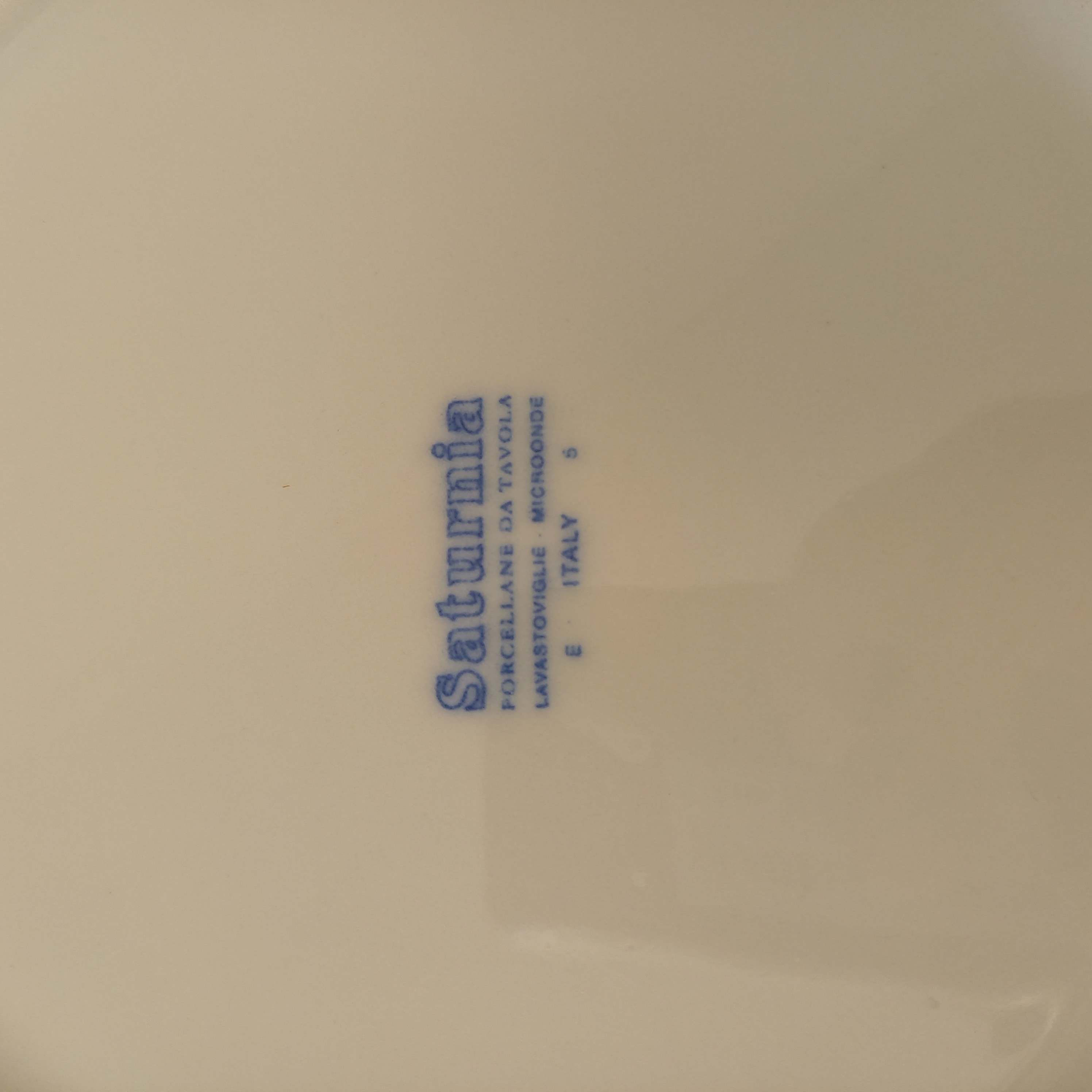 Voir photo 6 de Lot de 17 Assiettes SATURNIA . Porcelaine de TAVOLA LAVASTOVIGLIE MICHOGNOE fait en ITALIE. Composé de 5 grandes Assiettes plates et 11 petites Assiettes plates. Lot de 17 Assiettes SATURNIA . Porcelaine de TAVOLA LAVASTOVIGLIE MICHOGNOE fait en ITALIE. Composé de 5 grandes Assiettes plates et 11 petites Assiettes plates. Bon état reconditionné photo 6