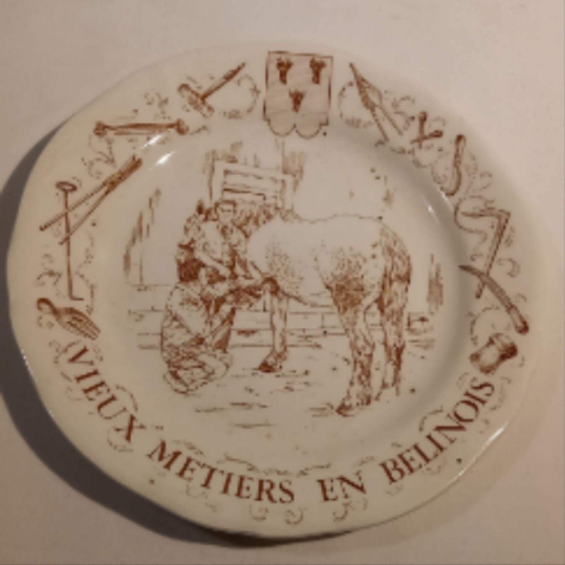 Voir photo 2 de Lot de 2 anciennes Assiettes Plates en faience de Gien vieux metiers en Belinois. Lot de 2 anciennes Assiettes Plates en faience de Gien vieux metiers en Belinois. Bon état reconditionné photo 2