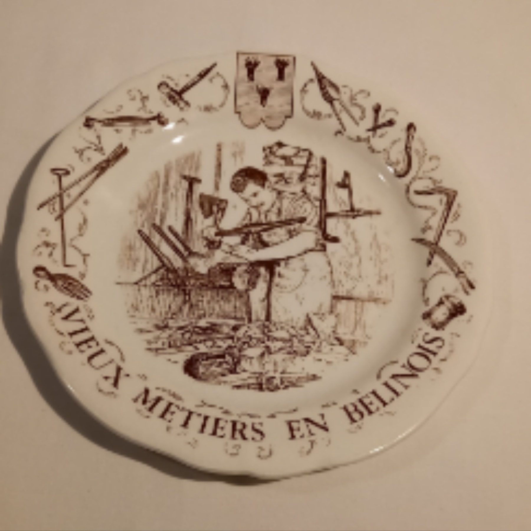 Voir photo 3 de Lot de 2 anciennes Assiettes Plates en faience de Gien vieux metiers en Belinois. Lot de 2 anciennes Assiettes Plates en faience de Gien vieux metiers en Belinois. Bon état reconditionné photo 3
