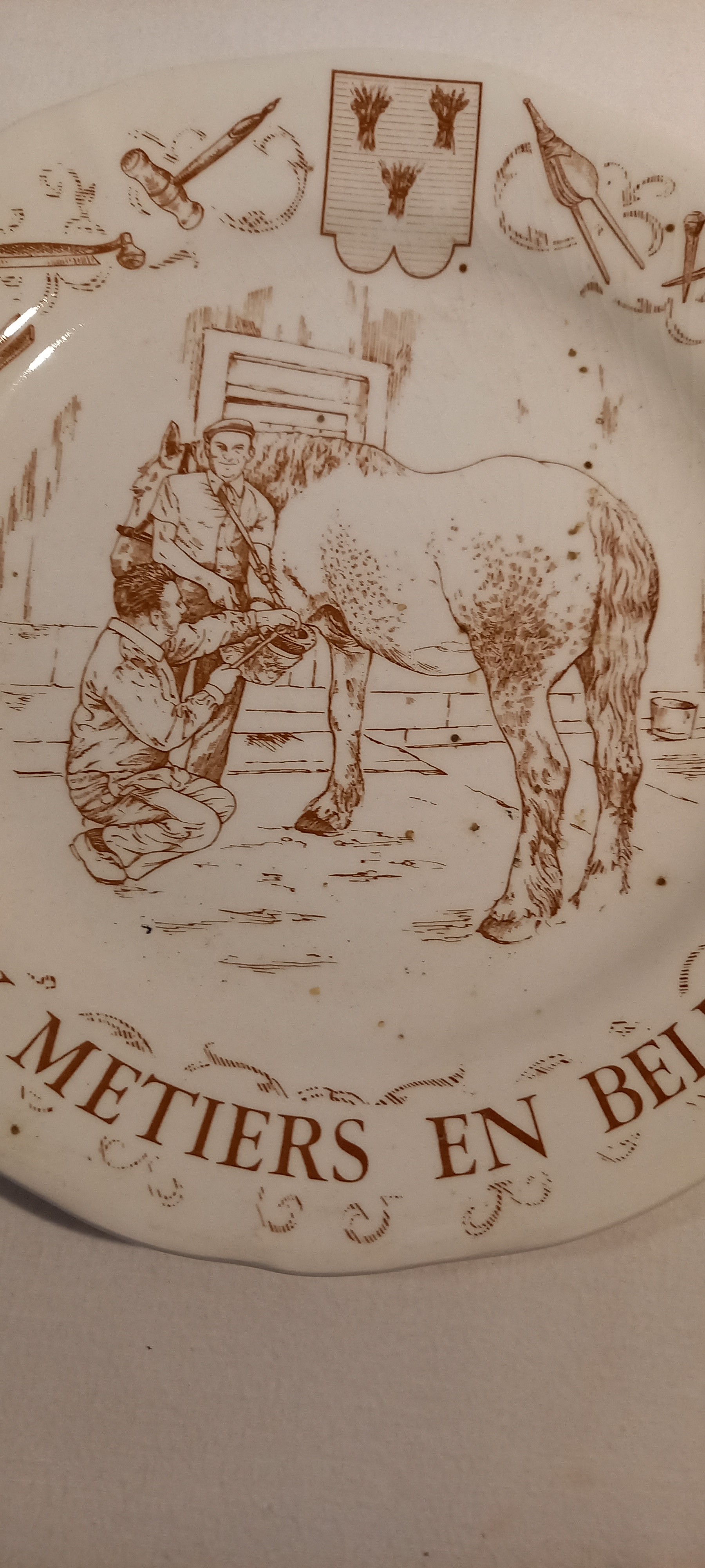 Voir photo 6 de Lot de 2 anciennes Assiettes Plates en faience de Gien vieux metiers en Belinois. Lot de 2 anciennes Assiettes Plates en faience de Gien vieux metiers en Belinois. Bon état reconditionné photo 6