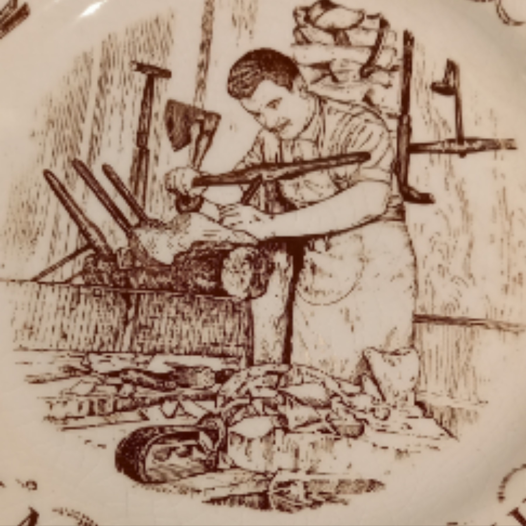 Voir photo 8 de Lot de 2 anciennes Assiettes Plates en faience de Gien vieux metiers en Belinois. Lot de 2 anciennes Assiettes Plates en faience de Gien vieux metiers en Belinois. Bon état reconditionné photo 8