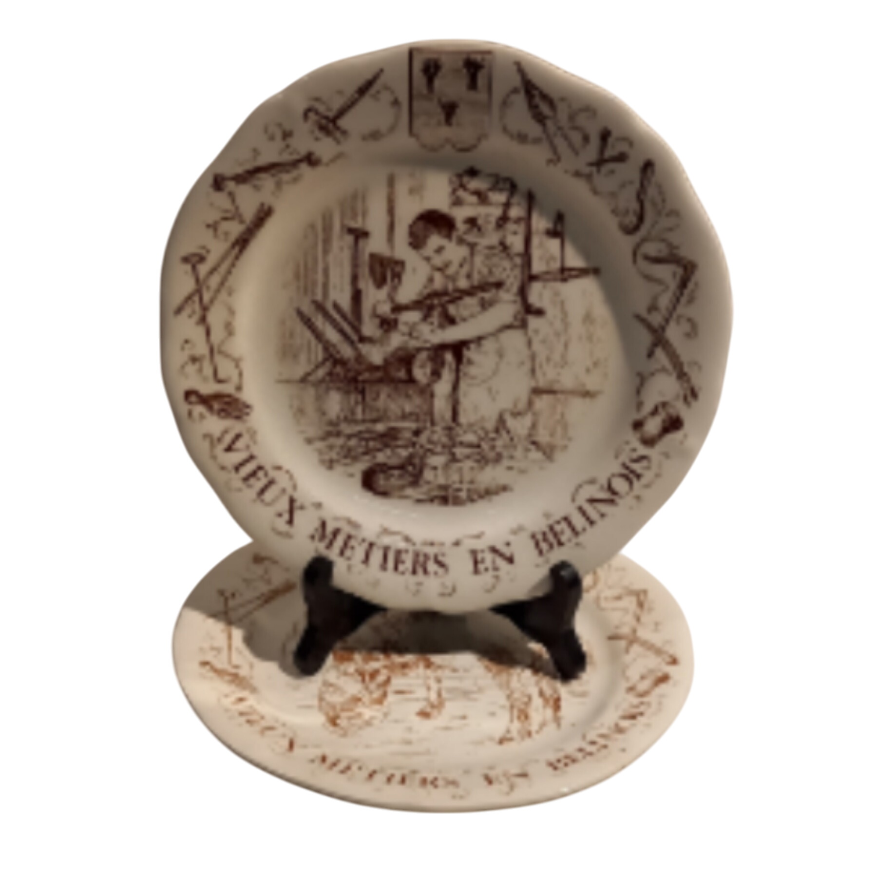 Lot de 2 anciennes Assiettes Plates en faience de Gien vieux metiers en Belinois. Bon état - 25,00 € Lot de 2 anciennes Assiettes Plates en faience de Gien vieux metiers en Belinois. Bon état reconditionné disponible sur Label Emmaüs