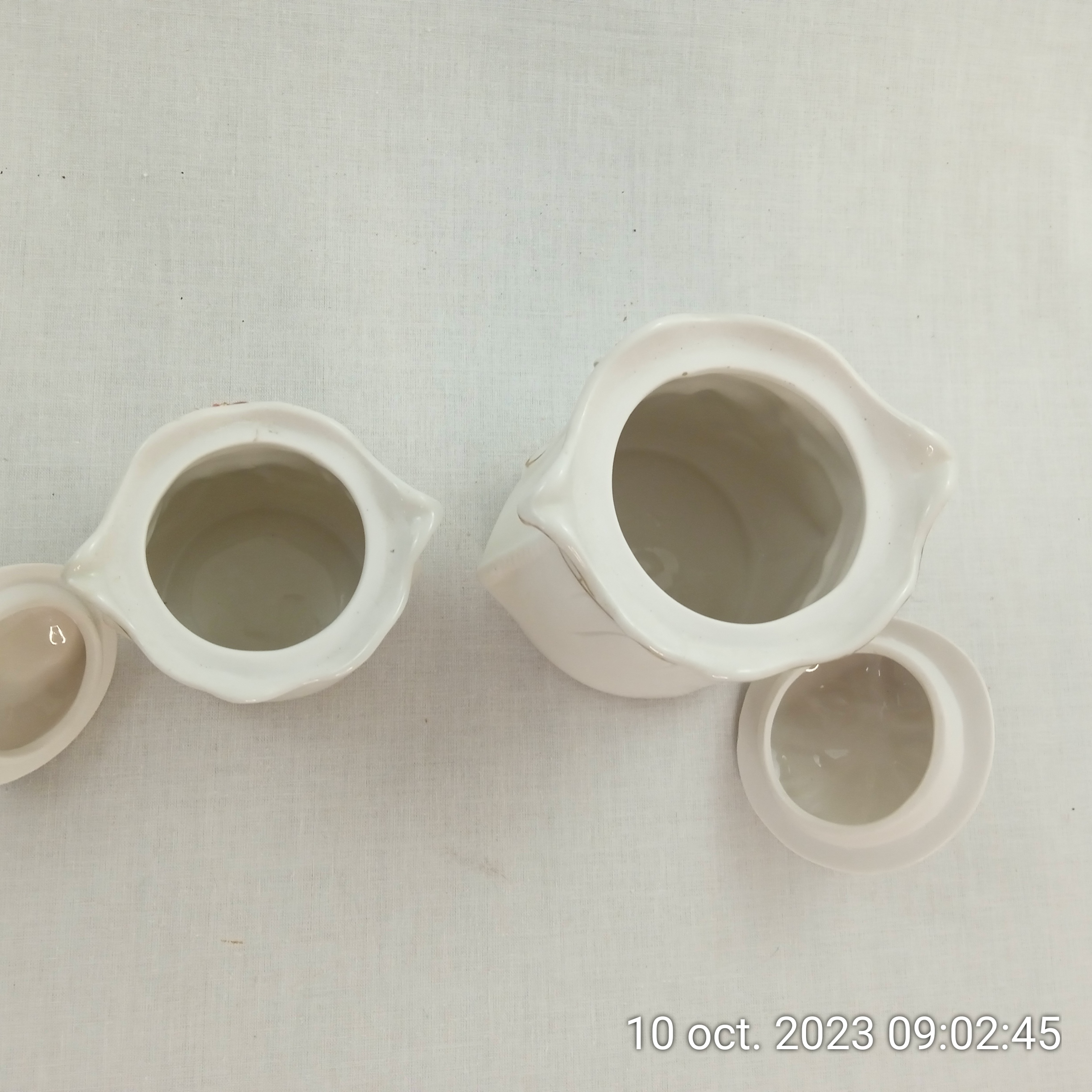Voir photo 5 de Lot de 2 anciennes pots en céramique blanc avec fleurs colorées relief Lot de 2 anciennes pots en céramique blanc avec fleurs colorées relief Très bon état reconditionné photo 5