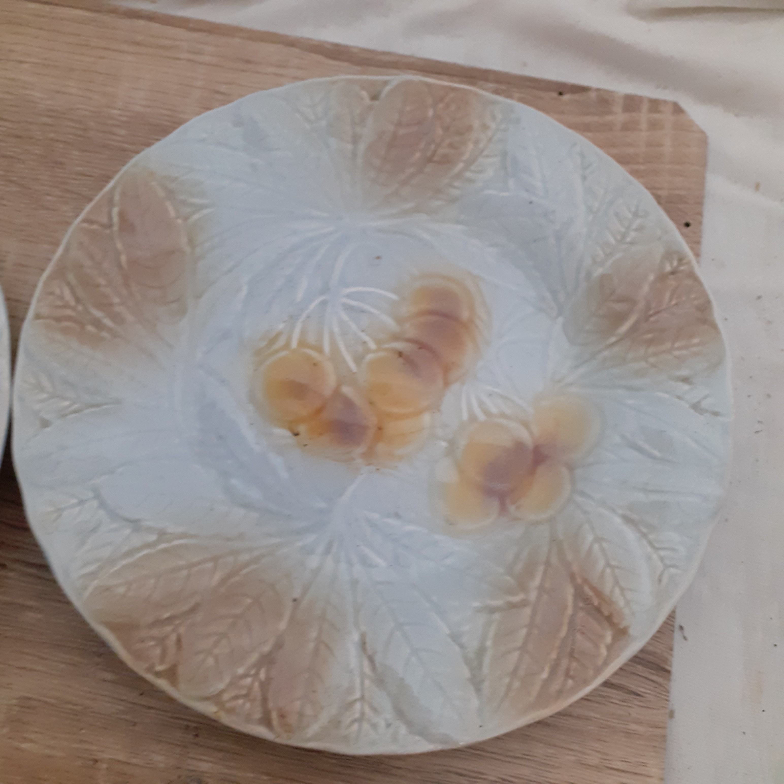 Voir photo 3 de Lot de 2 assiettes à dessert de SALINS les BAINS à décor fruitier. Lot de 2 assiettes à dessert de SALINS les BAINS à décor fruitier. Bon état reconditionné photo 3