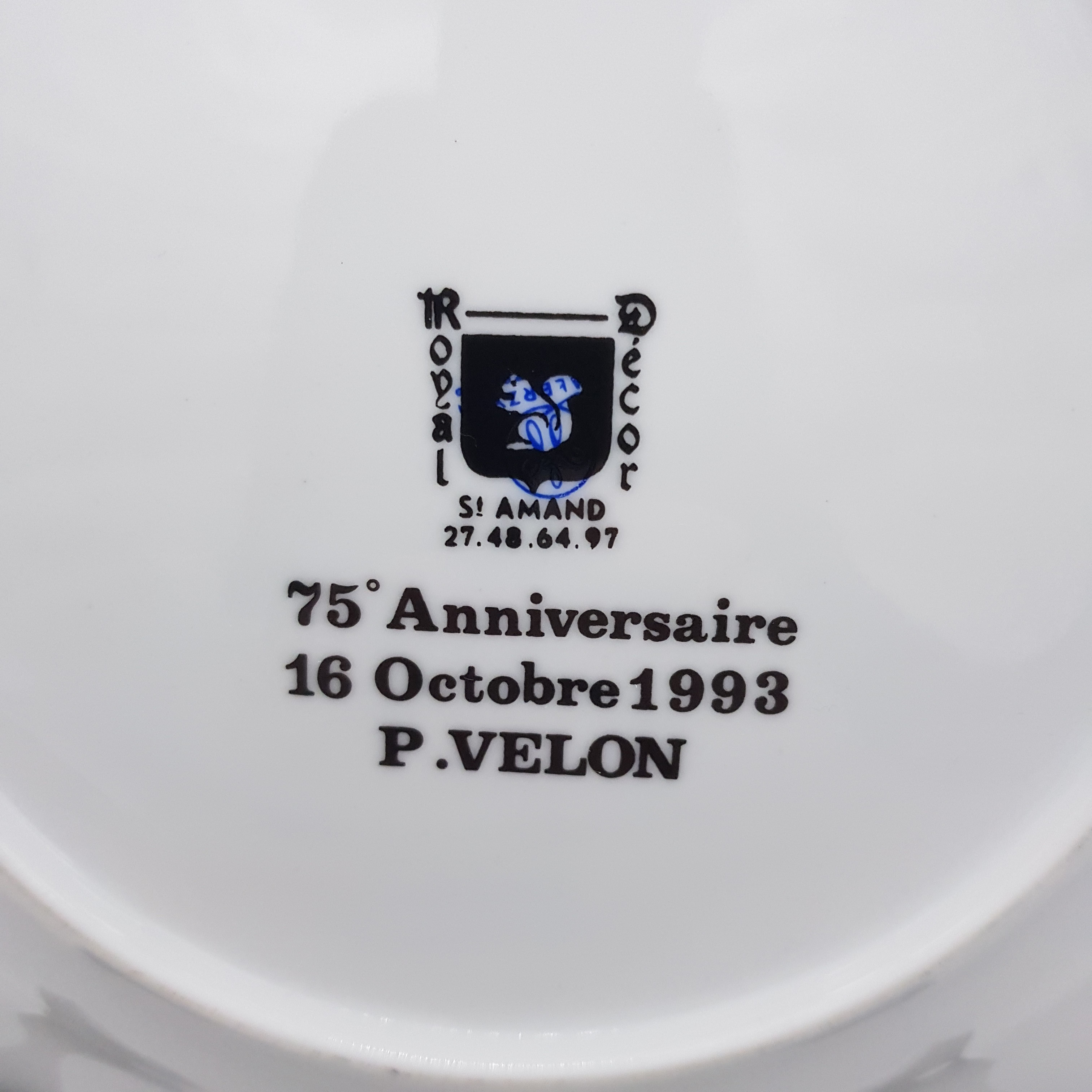 Voir photo 4 de Lot de 2 assiettes commémoratives datant du 16 octobre 1993 Lot de 2 assiettes commémoratives datant du 16 octobre 1993 Bon état reconditionné photo 4