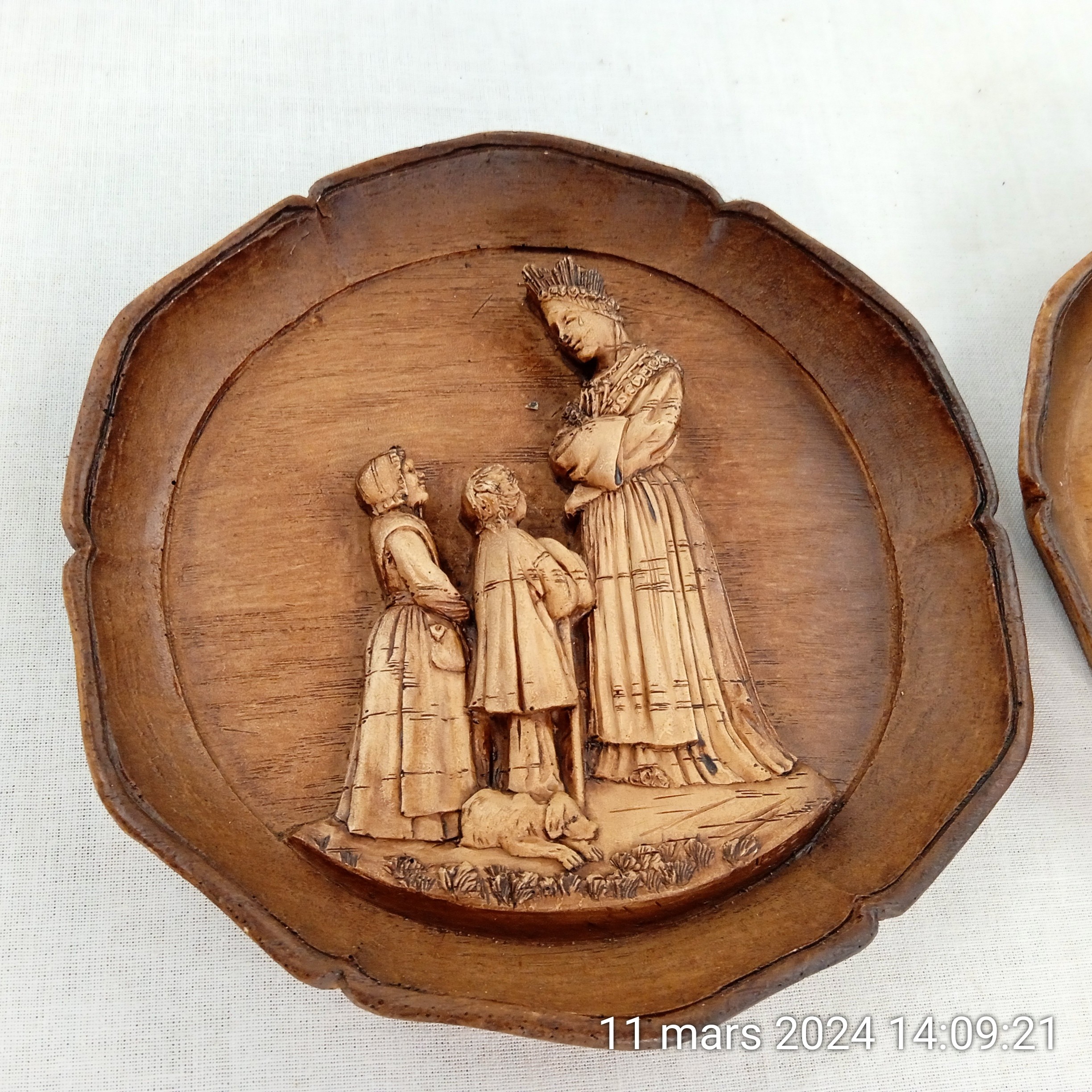 Voir photo 3 de Lot de 2 assiettes décorative mural SIC en bois décoré main Made in France Lot de 2 assiettes décorative mural SIC en bois décoré main Made in France Très bon état reconditionné photo 3