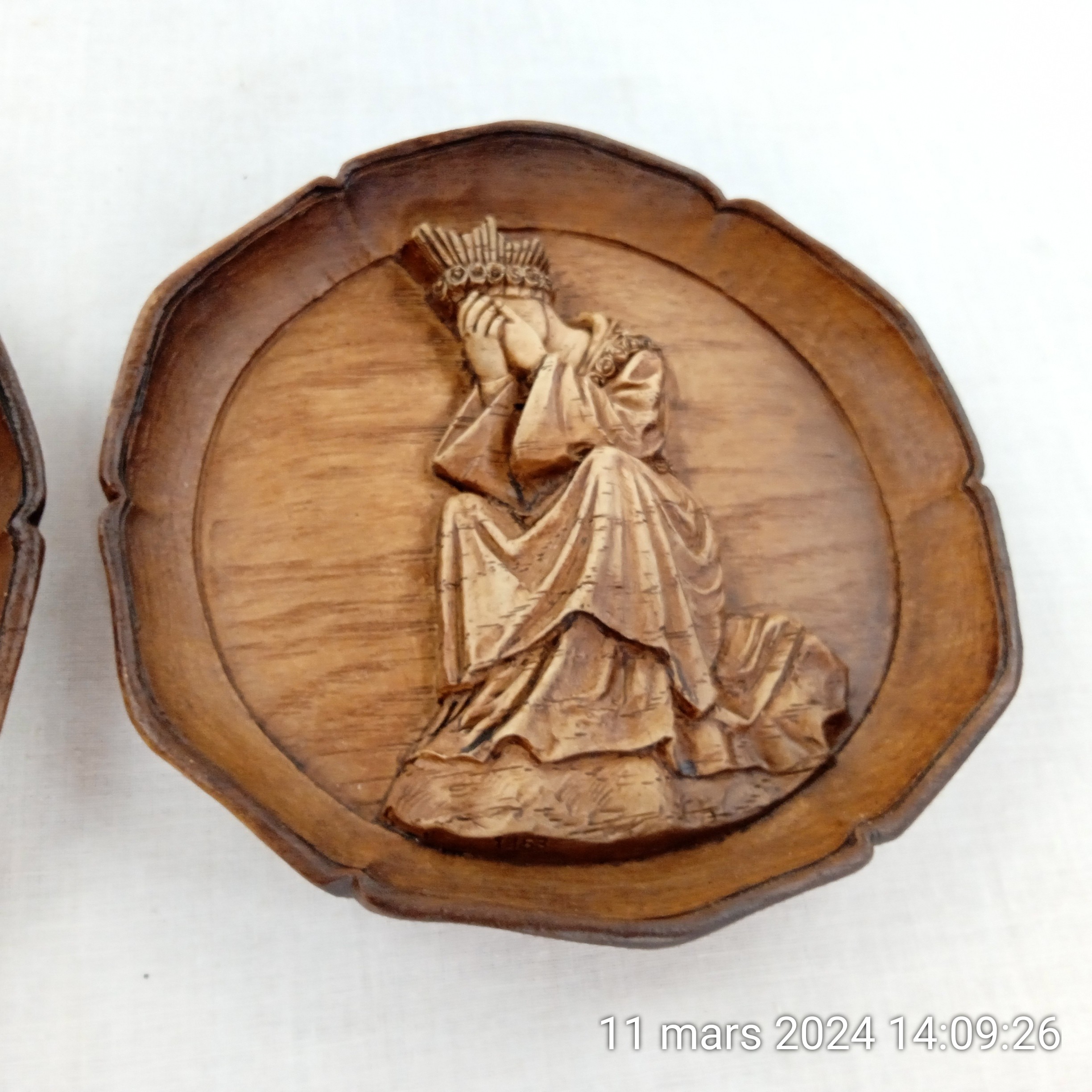 Voir photo 4 de Lot de 2 assiettes décorative mural SIC en bois décoré main Made in France Lot de 2 assiettes décorative mural SIC en bois décoré main Made in France Très bon état reconditionné photo 4