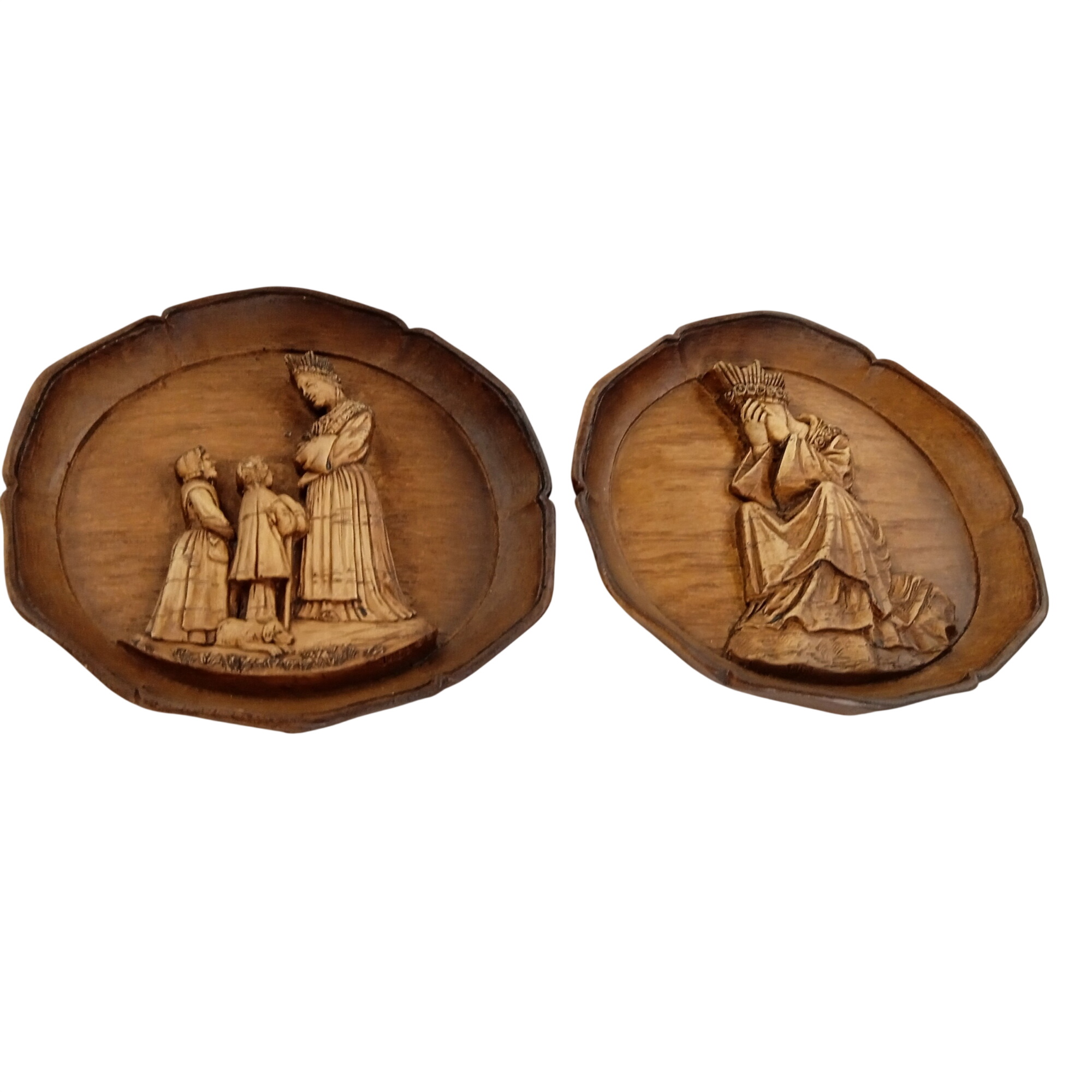 Acheter Lot de 2 assiettes décorative mural SIC en bois décoré main Made in France Très bon état - 12,80 € Lot de 2 assiettes décorative mural SIC en bois décoré main Made in France Très bon état reconditionné disponible sur Label Emmaüs