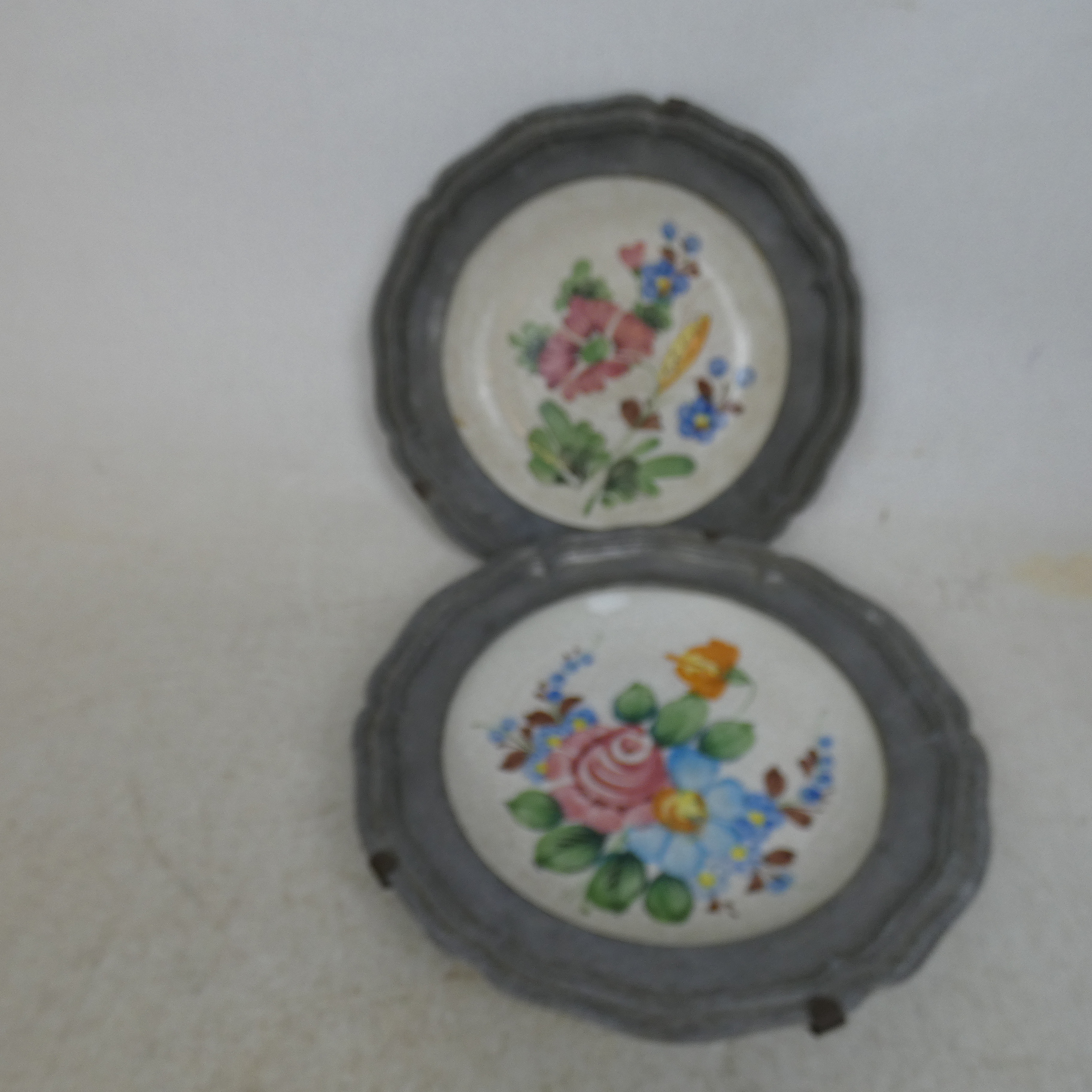 Lot de 2 Assiettes Décoratives Murales en Etain & Céramique Décor Fleurs Signées Bassano État correct - 15,20 € Lot de 2 Assiettes Décoratives Murales en Etain & Céramique Décor Fleurs Signées Bassano État correct reconditionné disponible sur Label Emmaüs