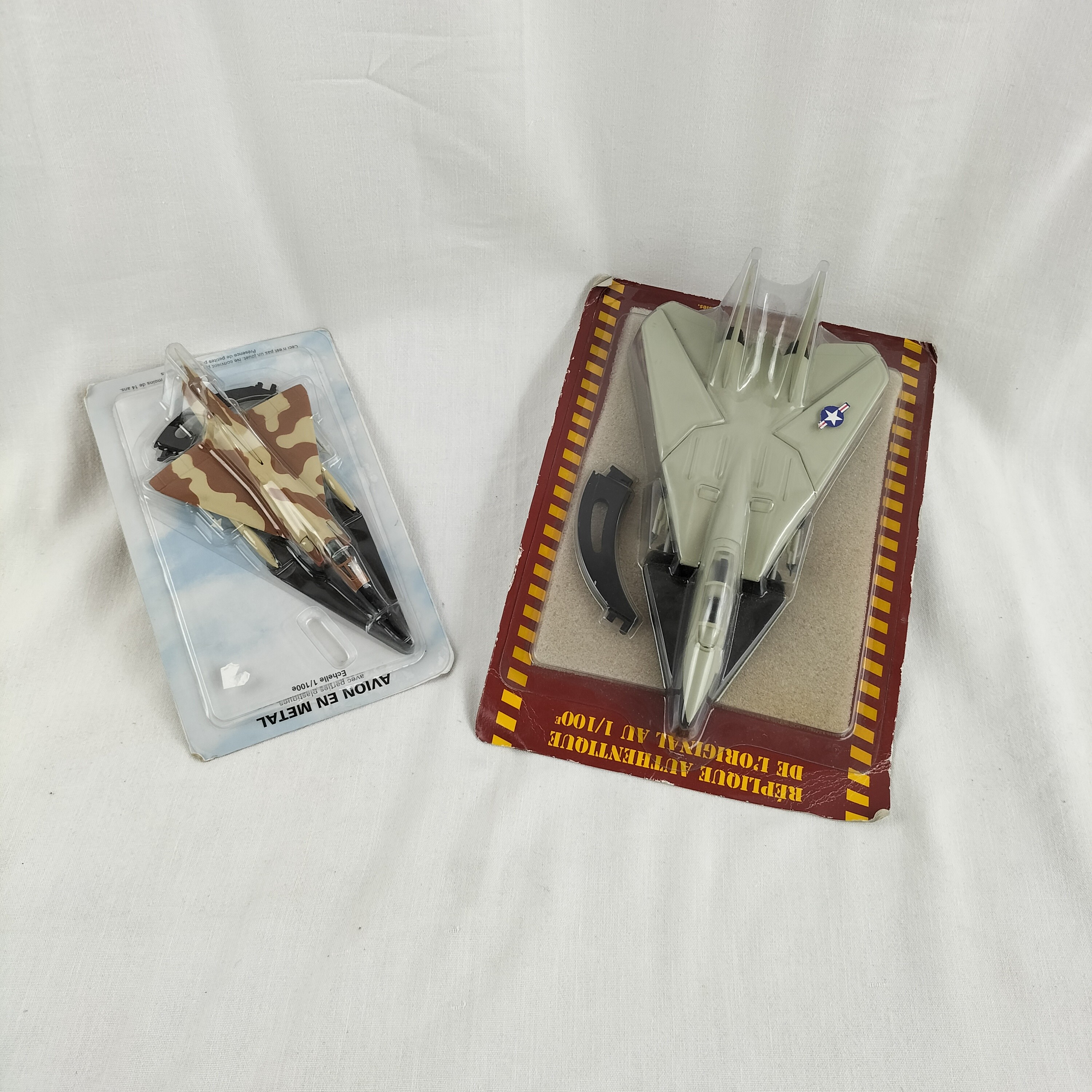 Voir photo 2 de Lot de 2 avions de chasse F-14 Tomcat – Modèles de collection en métal et plastique Lot de 2 avions de chasse F-14 Tomcat – Modèles de collection en métal et plastique Parfait état reconditionné photo 2