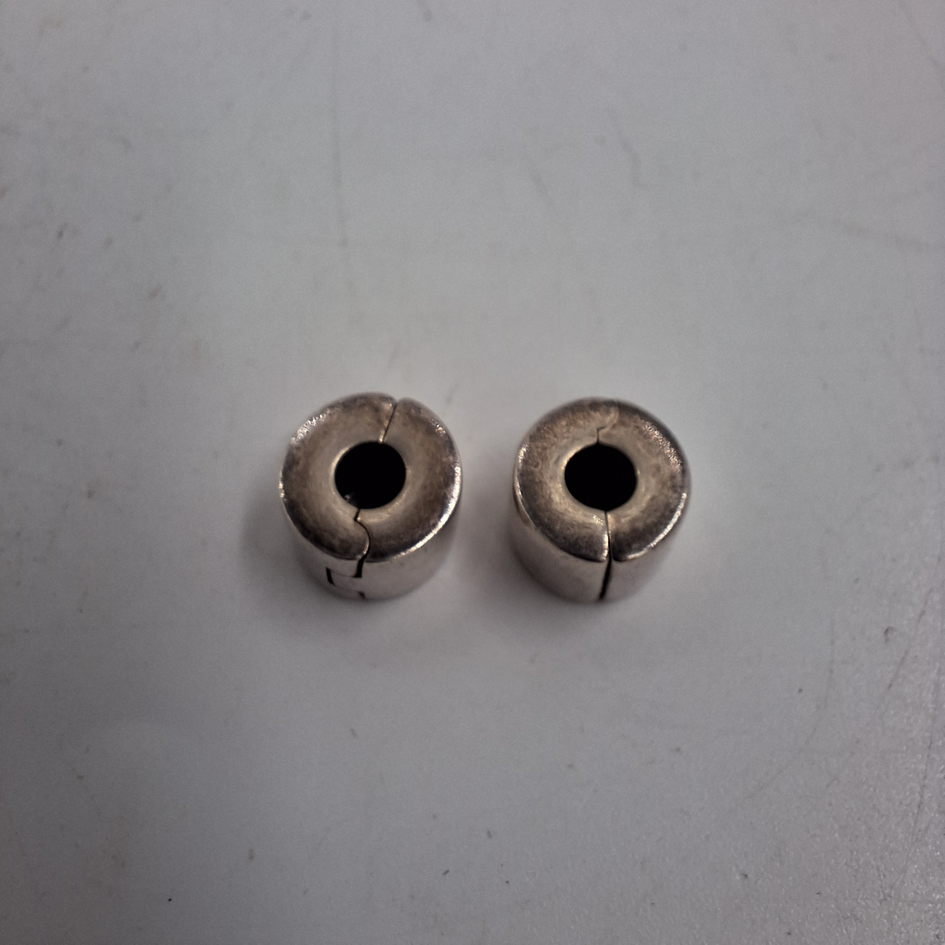 Voir photo 2 de Lot de 2 bloqueurs / clips Pandora. Argent. Lot de 2 bloqueurs / clips Pandora. Argent. Bon état reconditionné photo 2