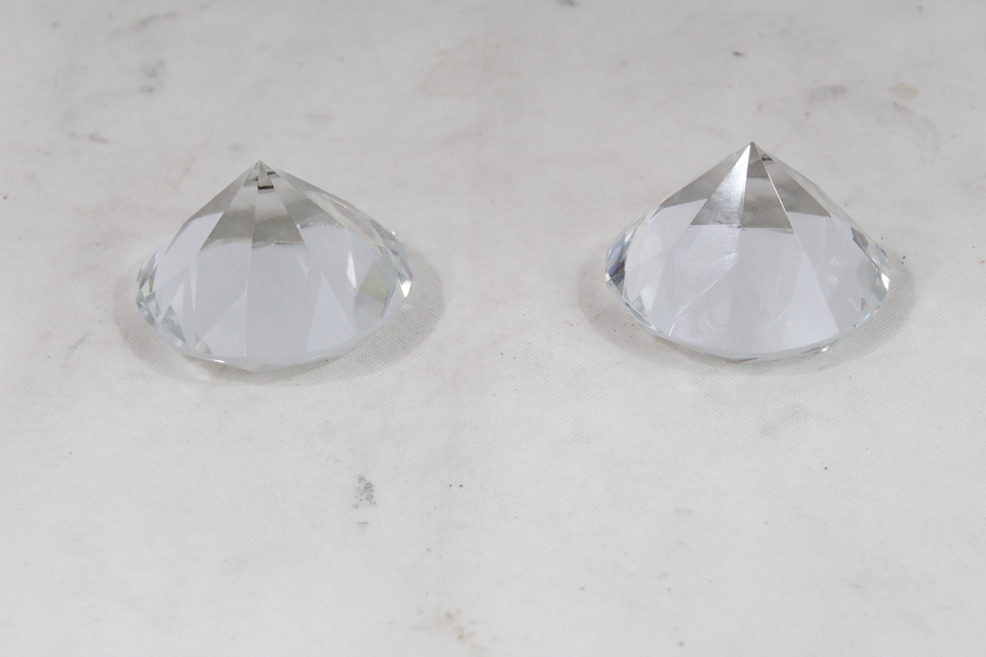 Voir photo 3 de Lot de 2 boules en verre cristallin sans gravure presse papier Lot de 2 boules en verre cristallin sans gravure presse papier Bon état reconditionné photo 3