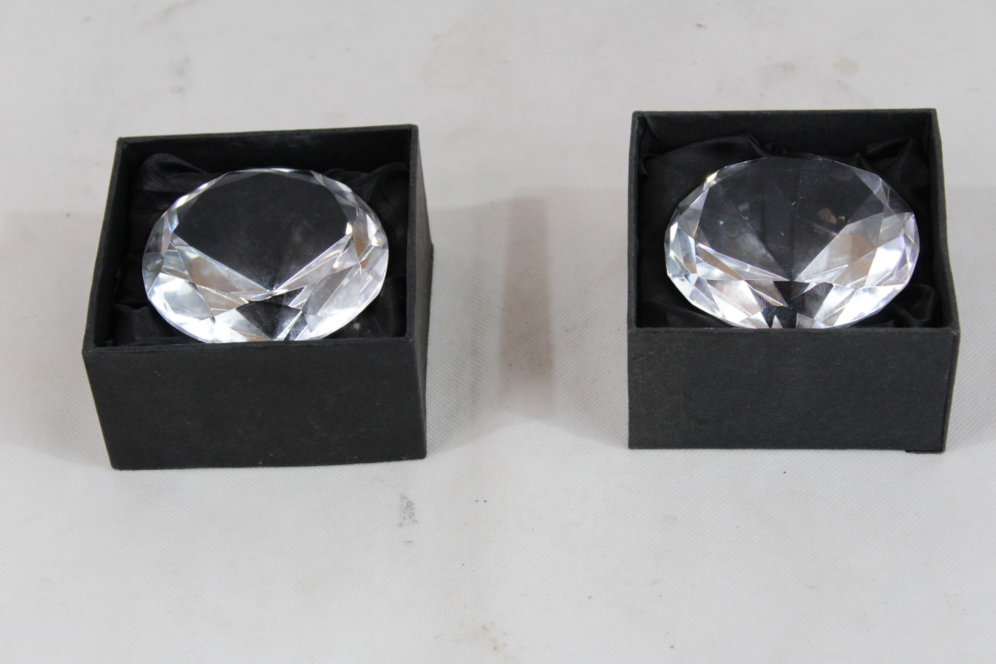 Acheter Lot de 2 boules en verre cristallin sans gravure presse papier Bon état - 10,00 € Lot de 2 boules en verre cristallin sans gravure presse papier Bon état reconditionné disponible sur Label Emmaüs