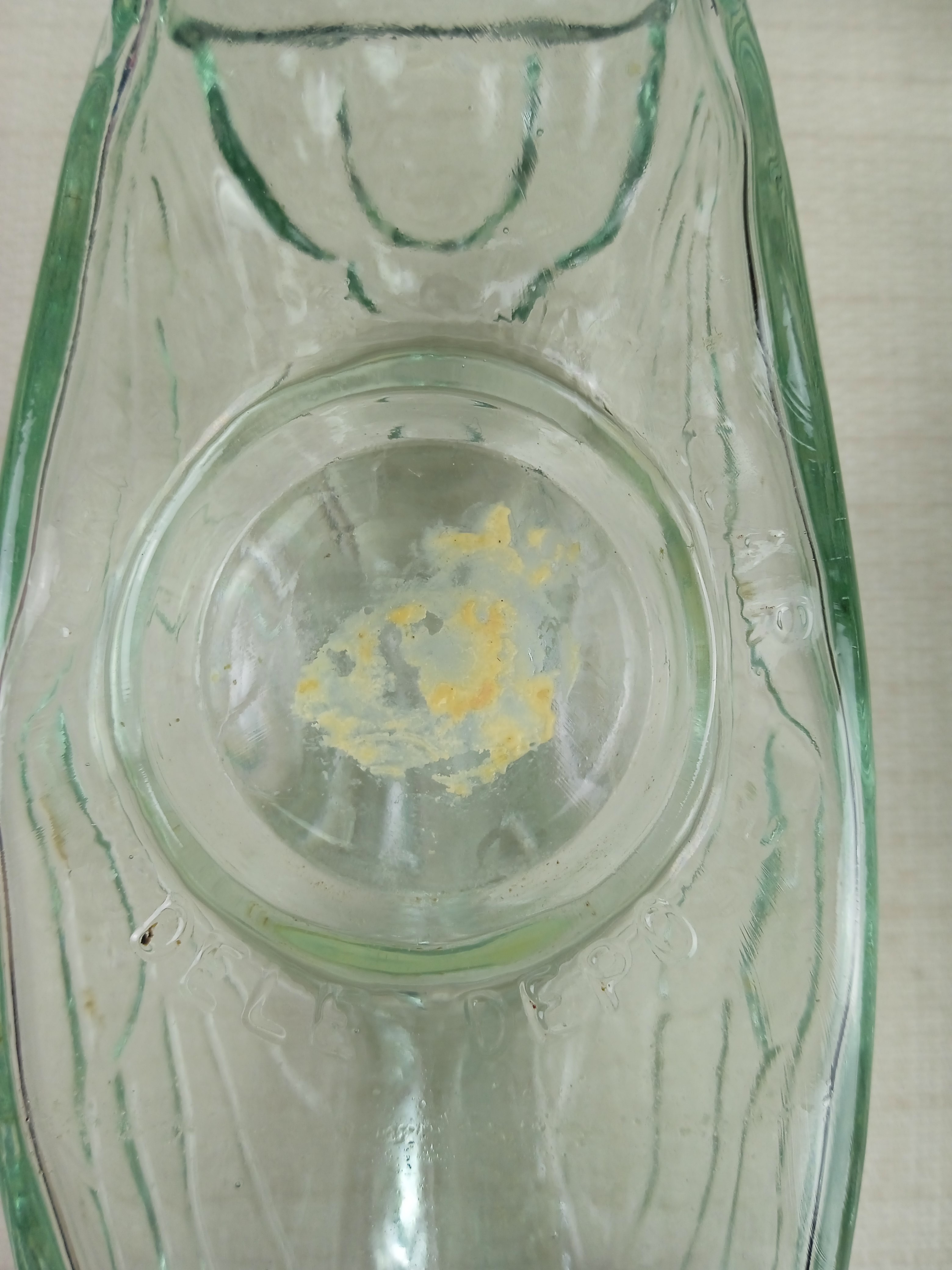 Voir photo 4 de Lot de 2 bouteilles forme cigale en verre transparent, avec bouchons en plastique noir, contenance de 50 cl chacune, modèle déposé Verrerie Saint Clair Lot de 2 bouteilles forme cigale en verre transparent, avec bouchons en plastique noir, contenance de 50 cl chacune, modèle déposé Verrerie Saint Clair Bon état reconditionné photo 4