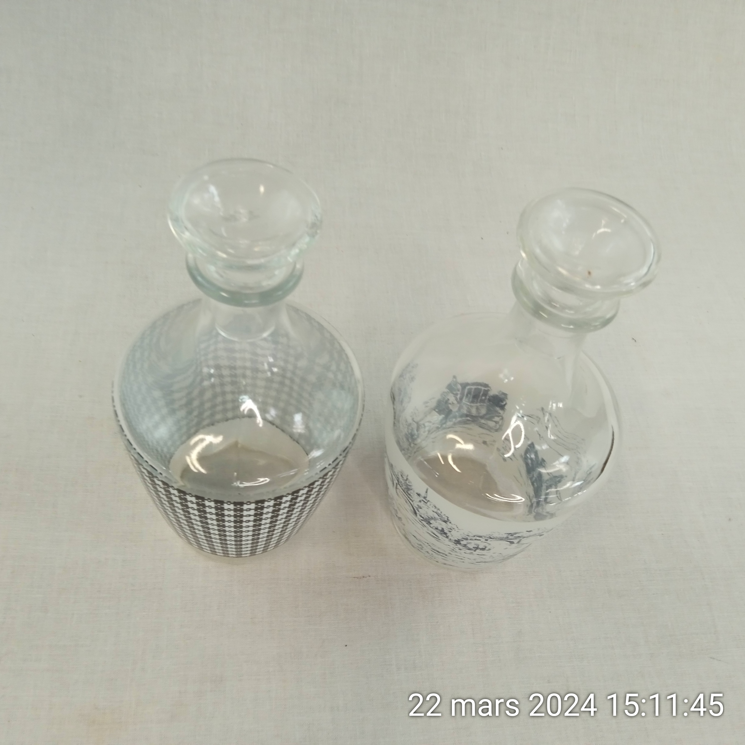 Voir photo 2 de Lot de 2 carafes à liqueur en verre décor Vichy et Calèche vintage 60's Lot de 2 carafes à liqueur en verre décor Vichy et Calèche vintage 60's Très bon état reconditionné photo 2